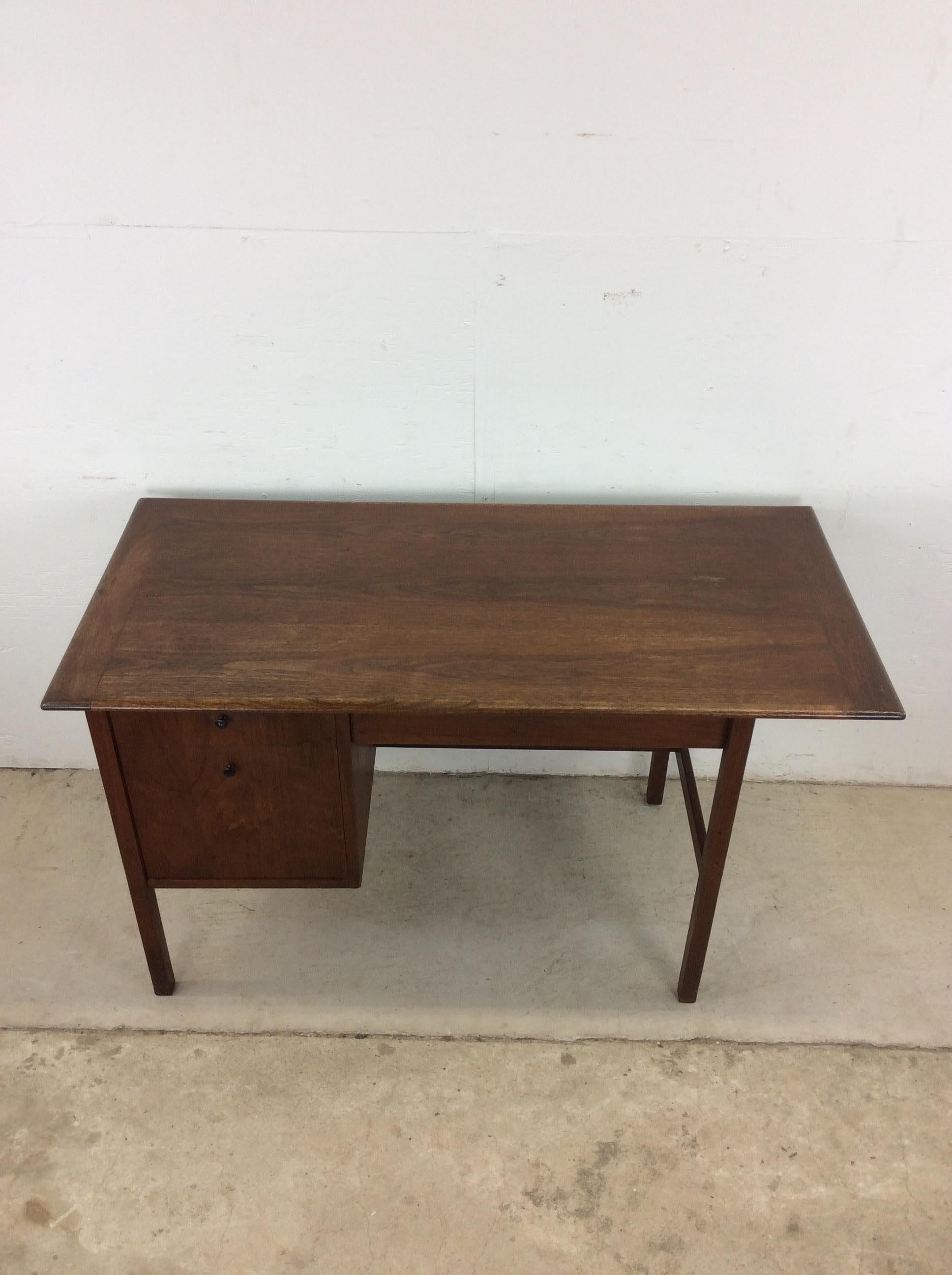 Mid-Century Modern Bureau à trois tiroirs en noyer The Moderns en vente
