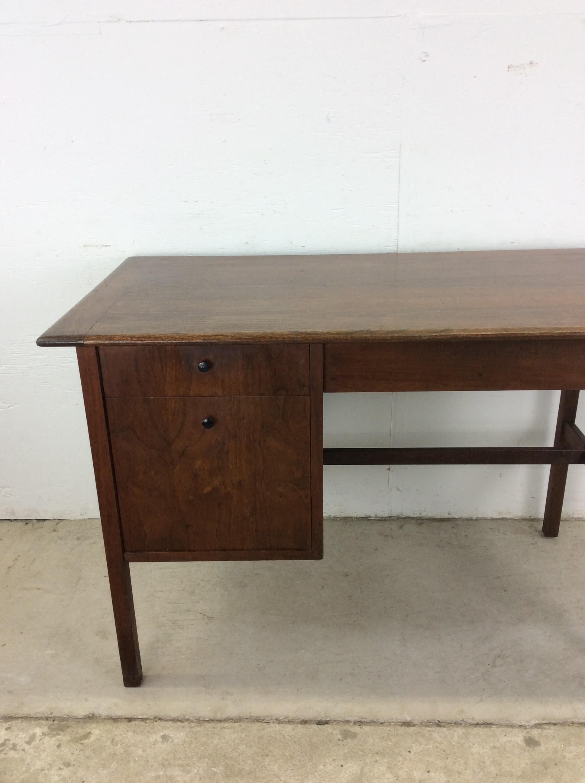 Américain Bureau à trois tiroirs en noyer The Moderns en vente