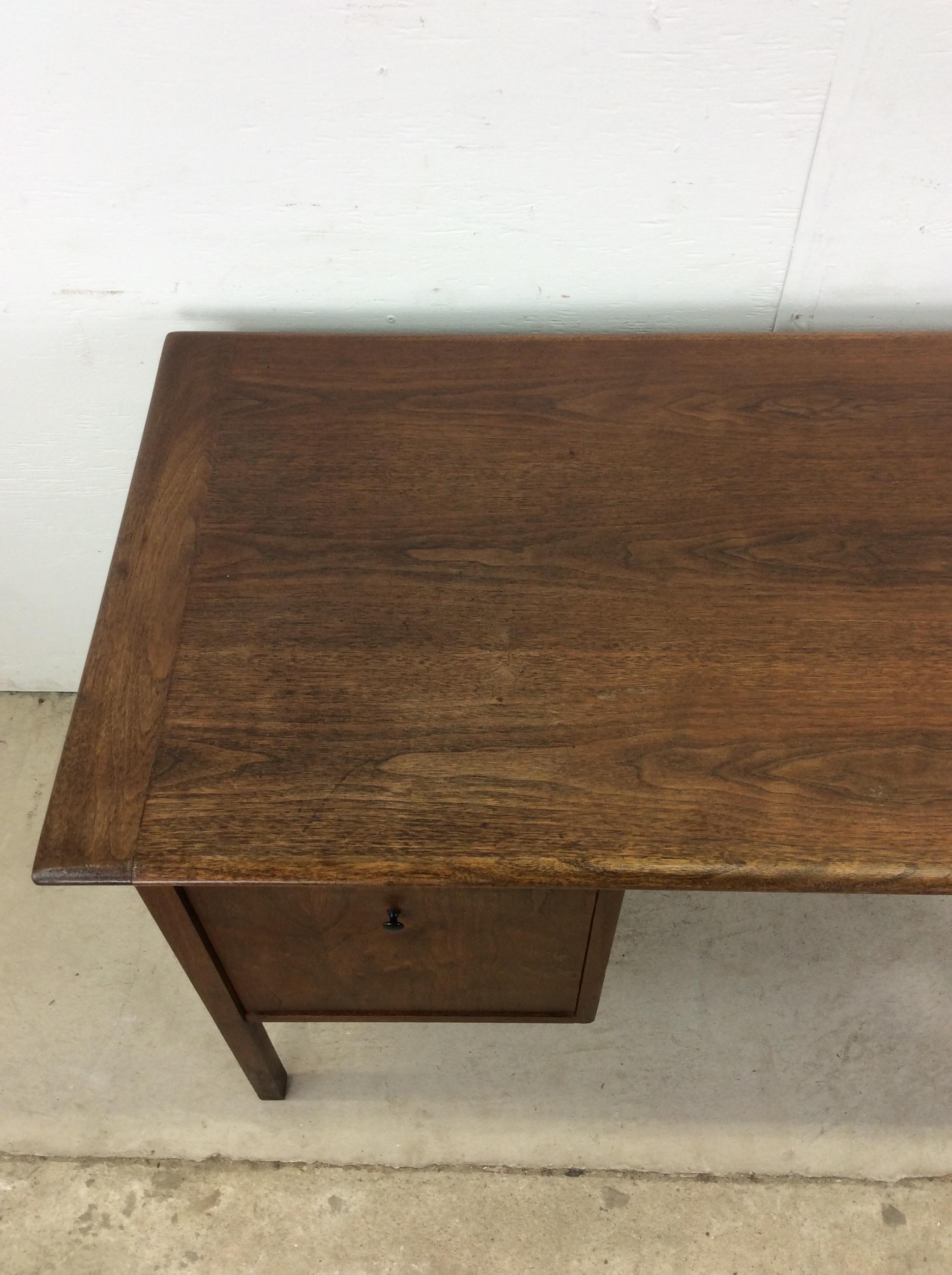 20ième siècle Bureau à trois tiroirs en noyer The Moderns en vente