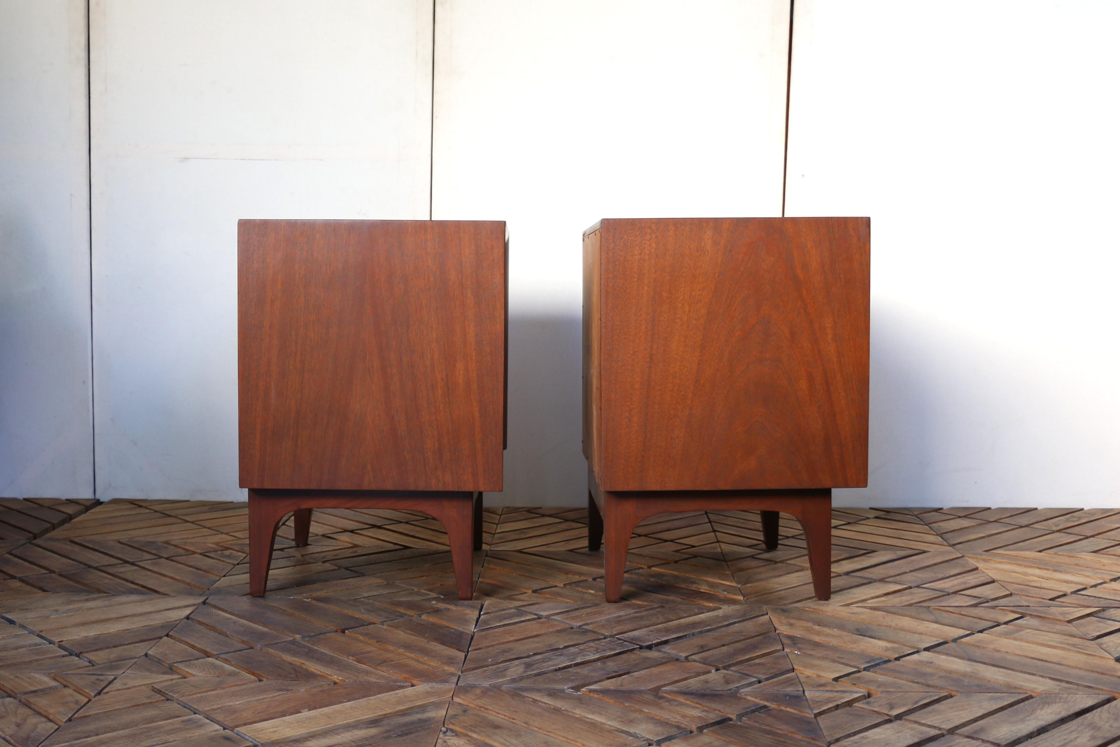 Mid-Century Modern Three Drawers Nightstands by American of Martinsville, c.1960 For Sale 6