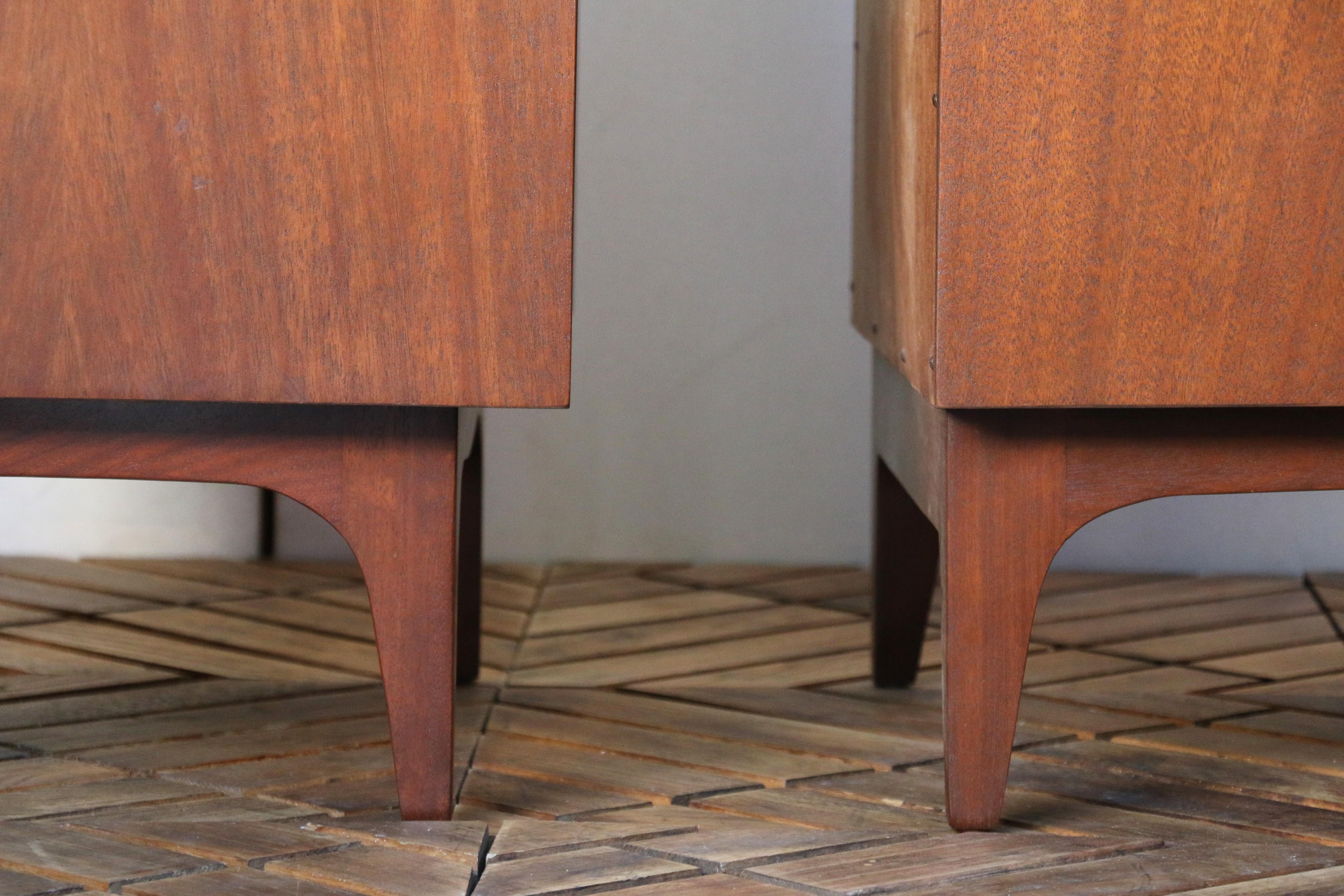 Mid-Century Modern Three Drawers Nightstands by American of Martinsville, c.1960 For Sale 7