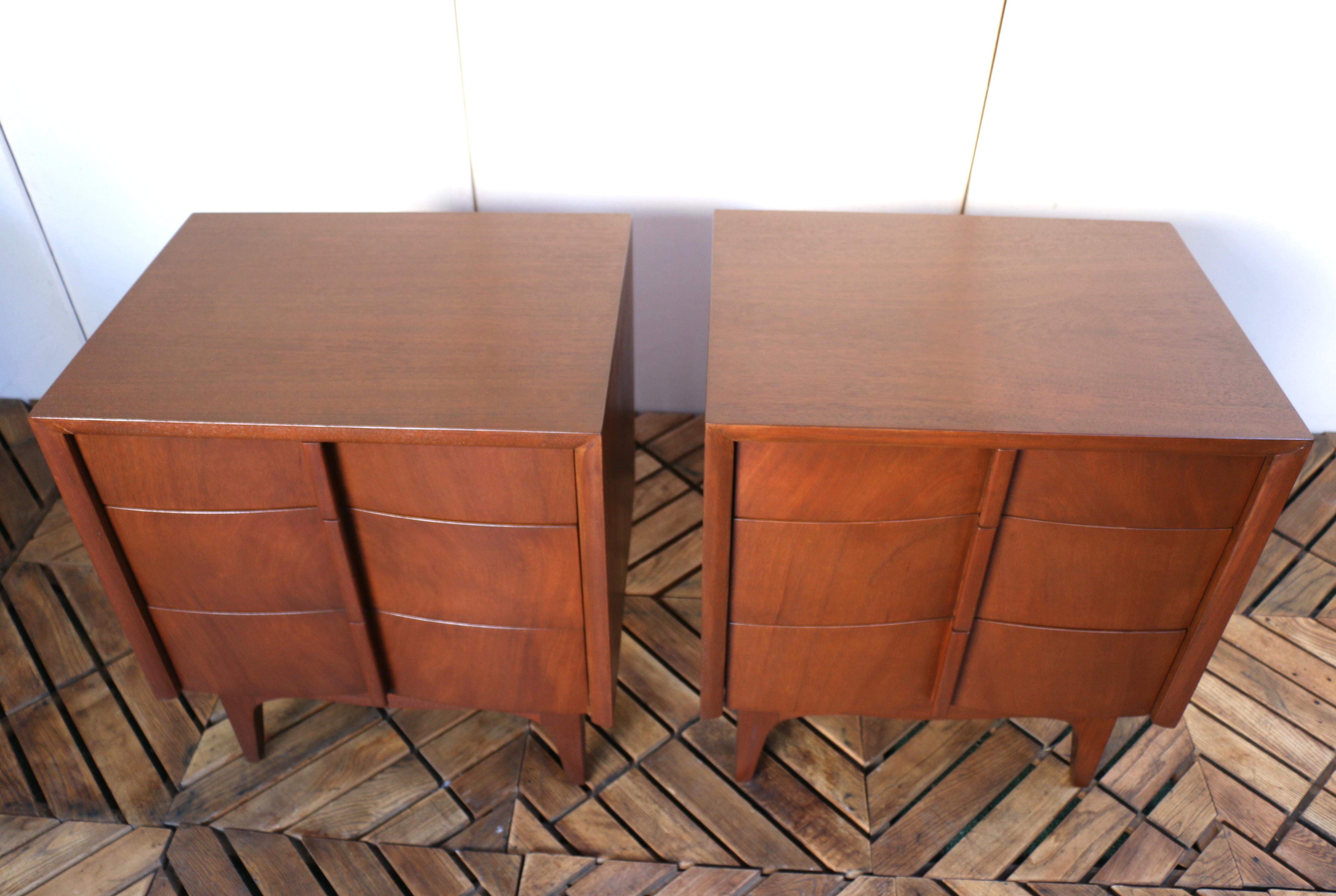 Mid-Century Modern Three Drawers Nightstands by American of Martinsville, c.1960 For Sale 8