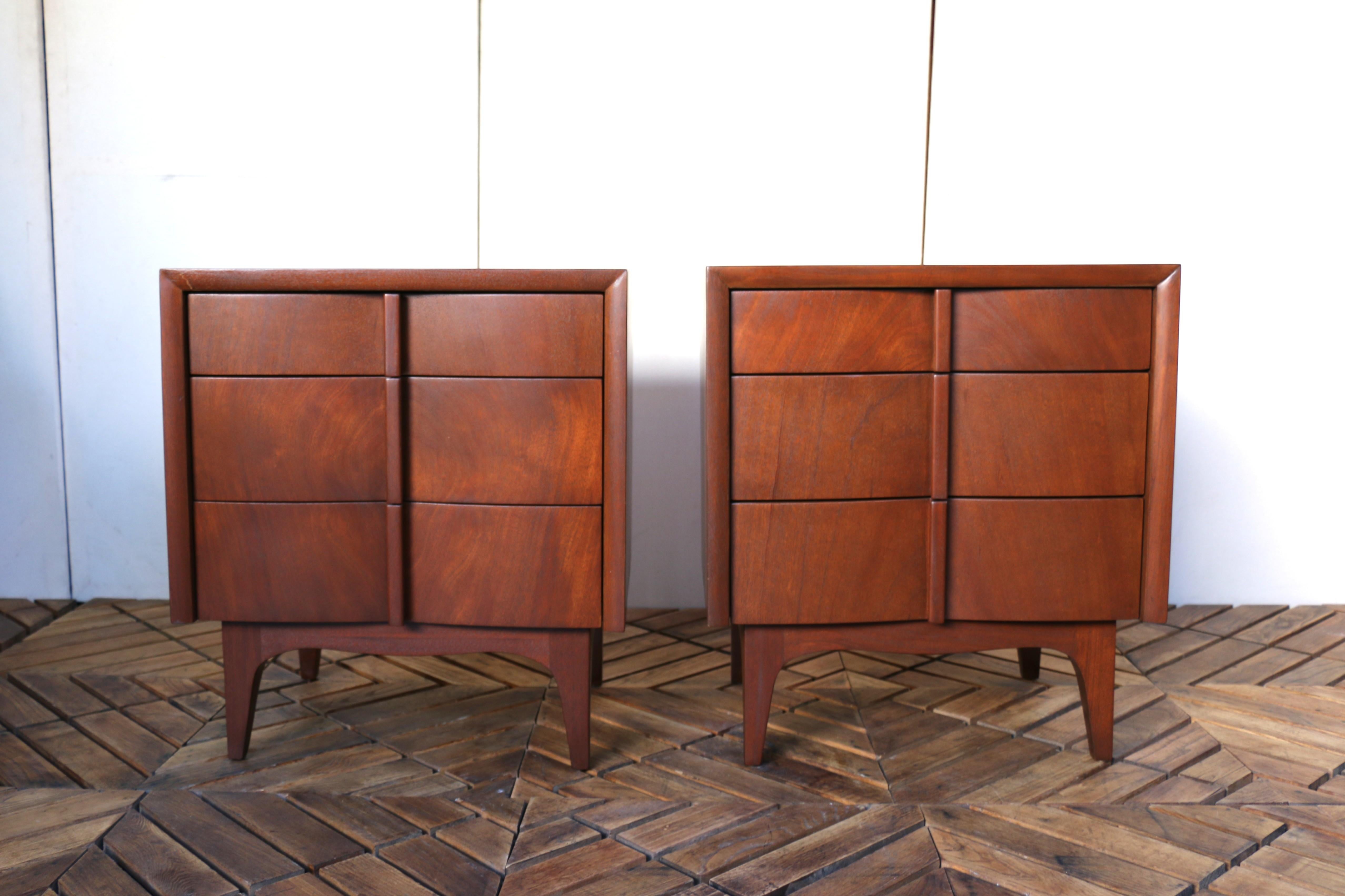 Mid-Century Modern Three Drawers Nightstands by American of Martinsville, c.1960 In Excellent Condition For Sale In North Hollywood, CA