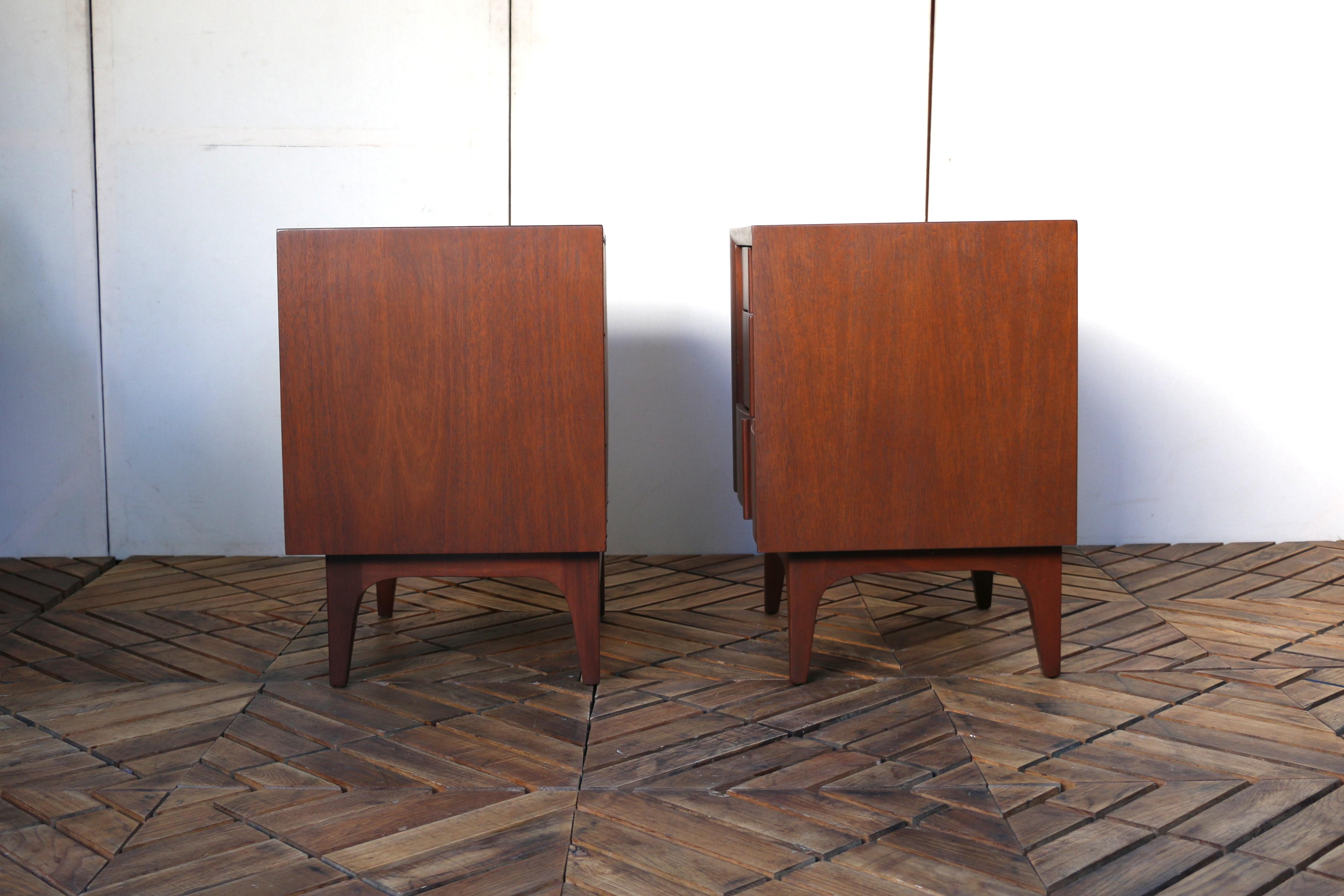 Mid-Century Modern Three Drawers Nightstands by American of Martinsville, c.1960 For Sale 2