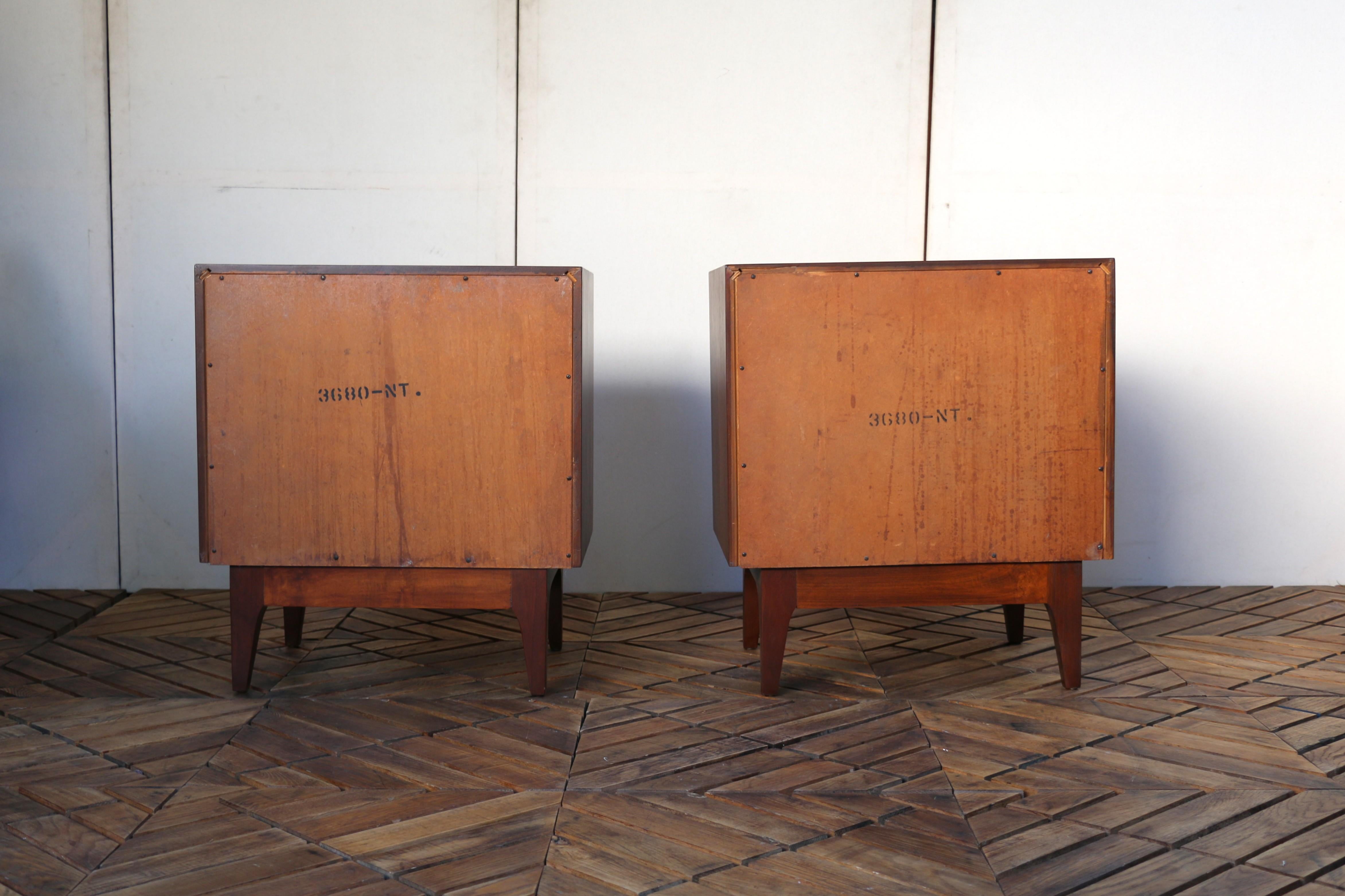 Mid-Century Modern Three Drawers Nightstands by American of Martinsville, c.1960 For Sale 3