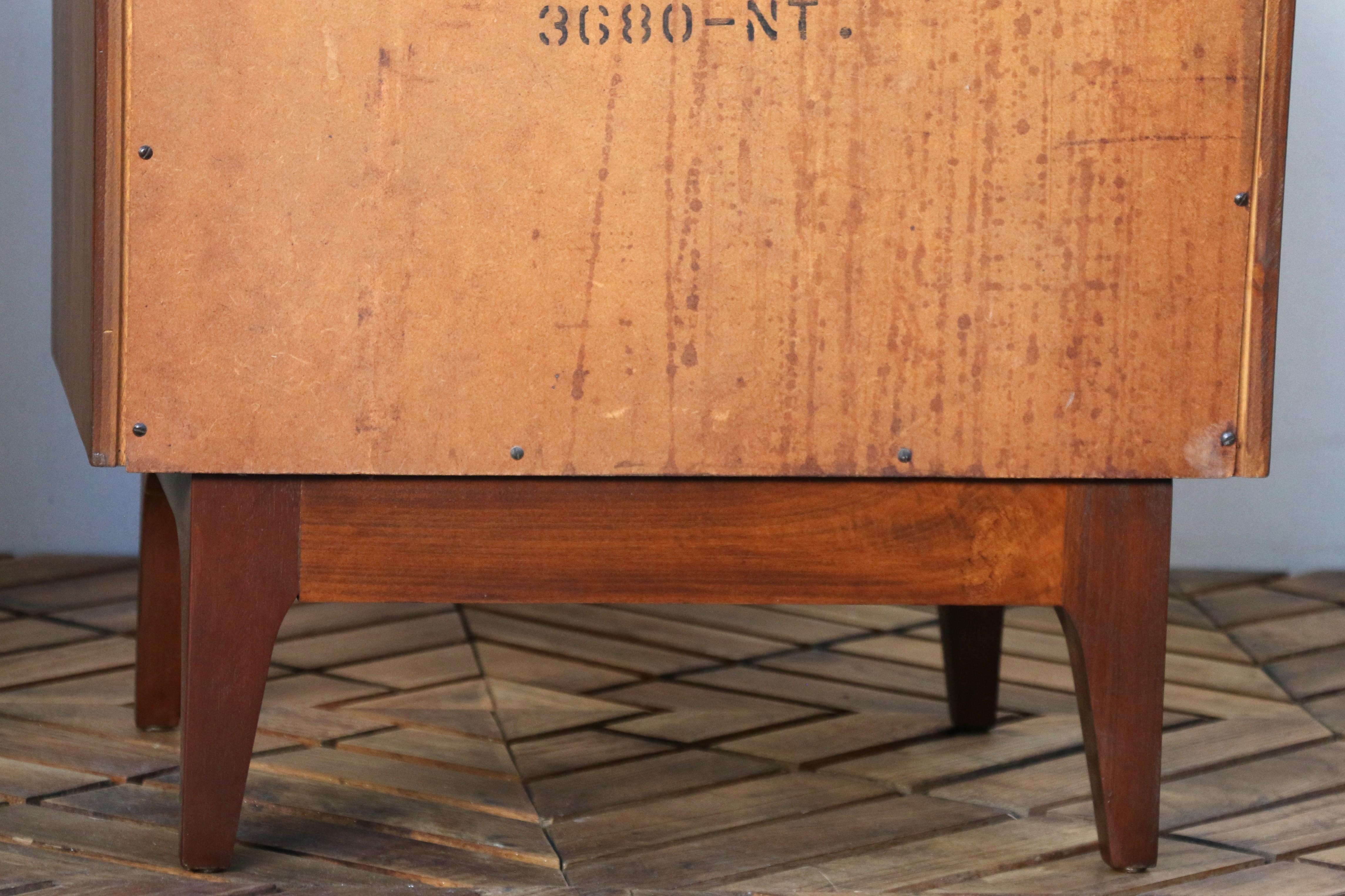 Mid-Century Modern Three Drawers Nightstands by American of Martinsville, c.1960 For Sale 4