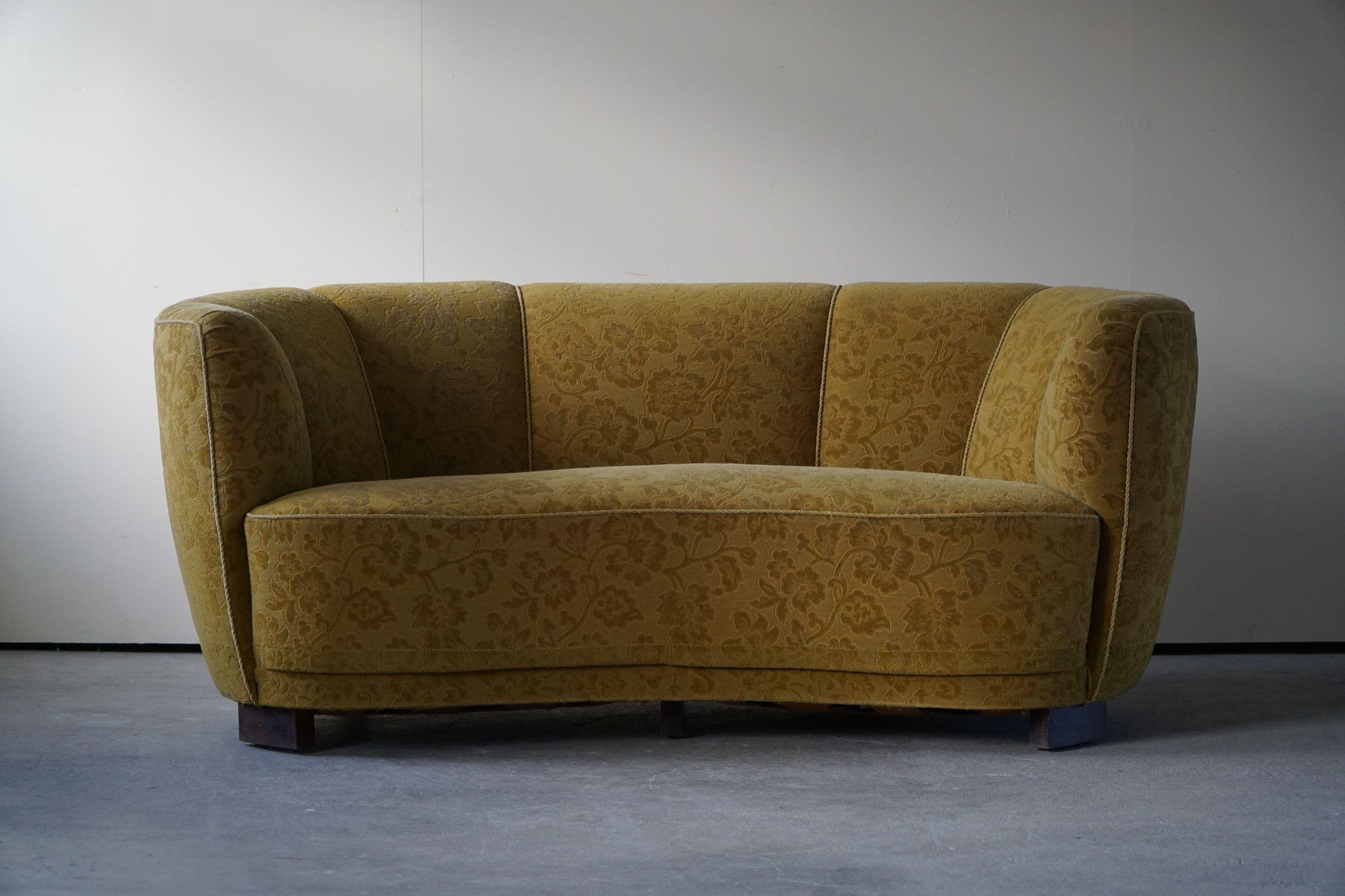 Mid-Century Modern, Three Seater Banana Sofa, by a Danish Cabinetmaker, 1940s In Good Condition In Odense, DK