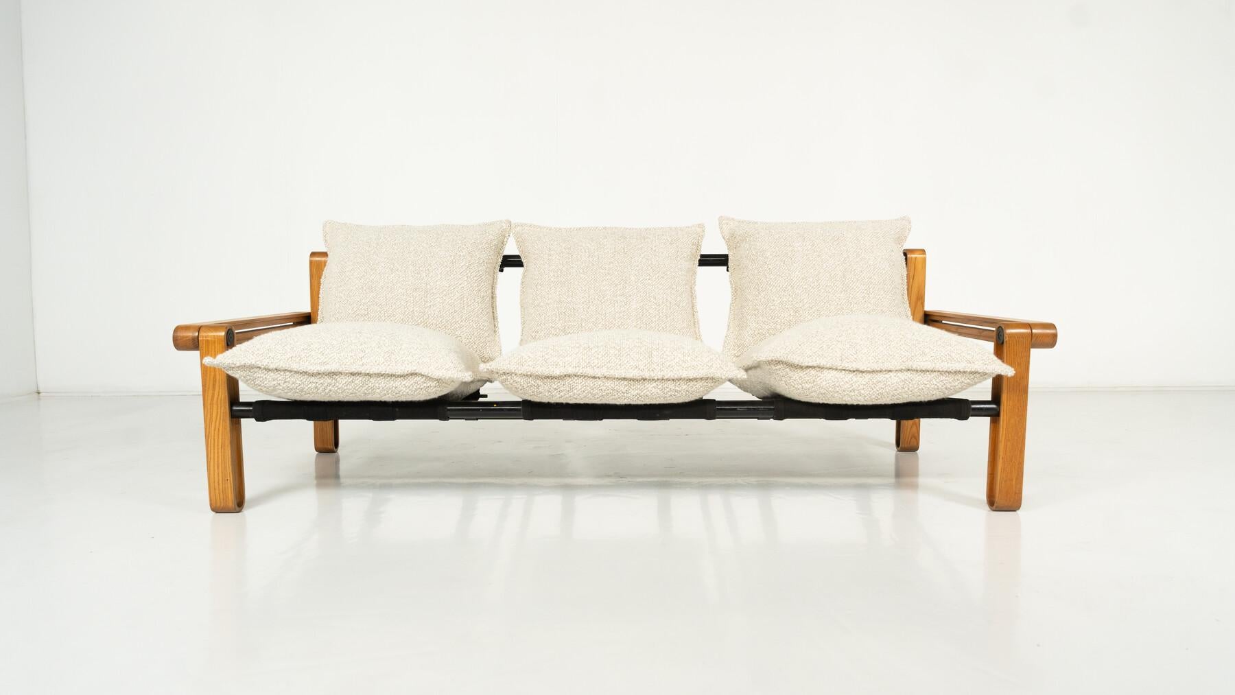 Mid-Century Modern Three-Seater Sofa, 1960s - New Upholstery en vente 9