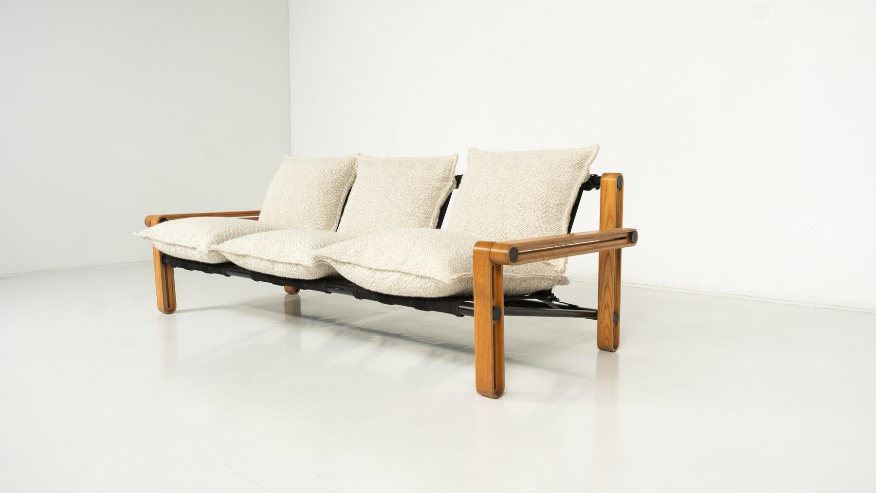 Mid-Century Modern Three-Seater Sofa, 1960s - New Upholstery en vente 11