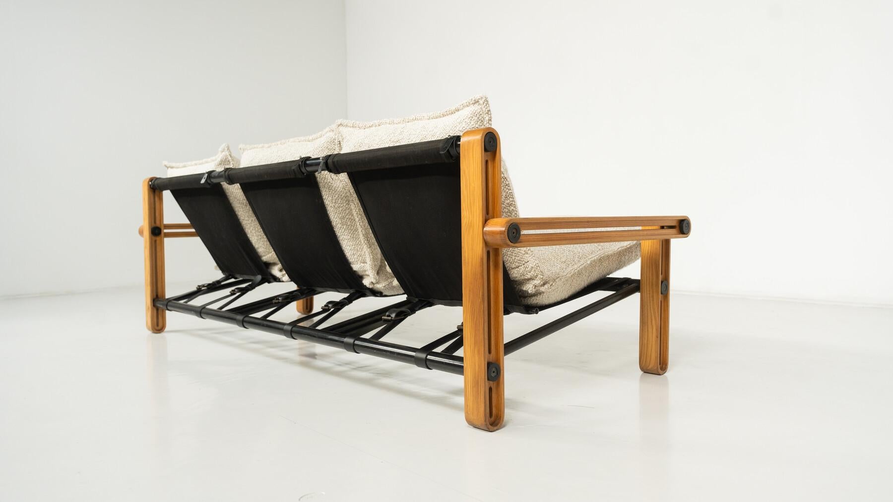 Milieu du XXe siècle Mid-Century Modern Three-Seater Sofa, 1960s - New Upholstery en vente
