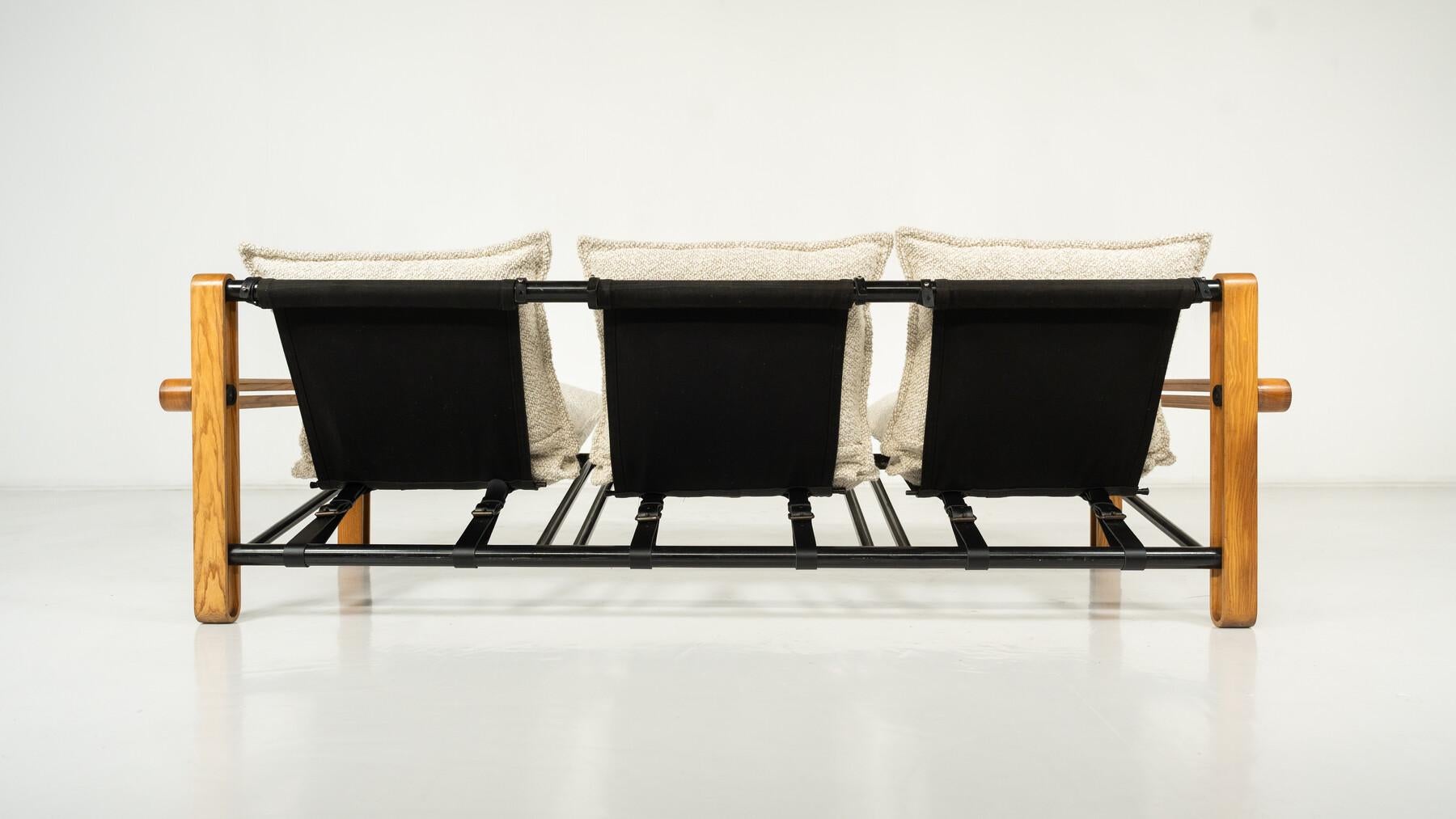 Mid-Century Modern Three-Seater Sofa, 1960s - New Upholstery en vente 2