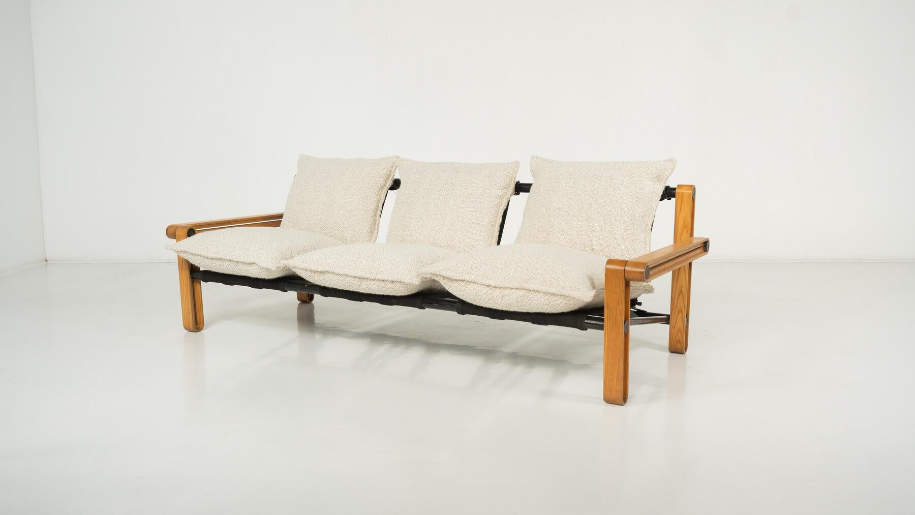 Mid-Century Modern Three-Seater Sofa, 1960s - New Upholstery en vente 4