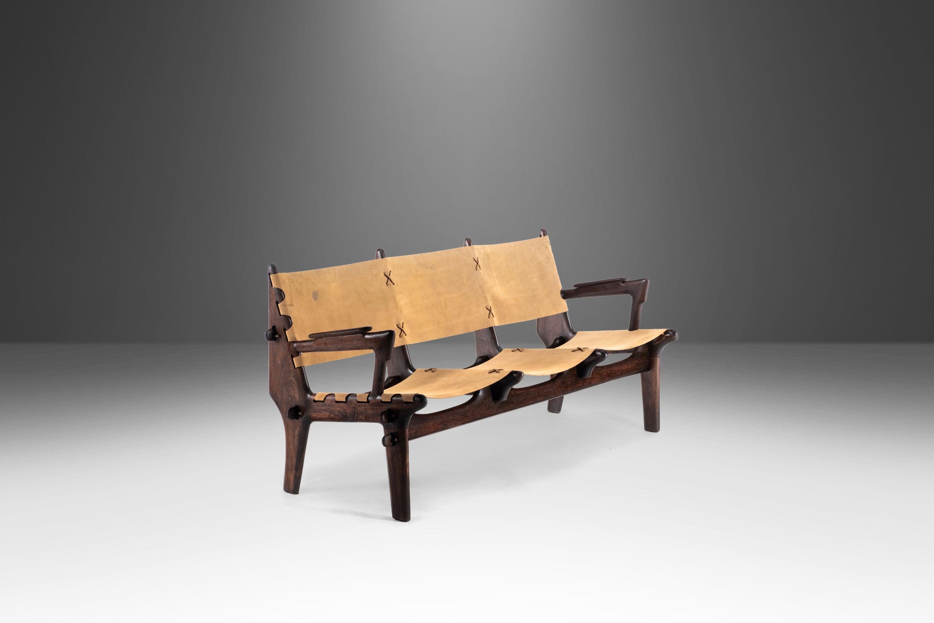 Dieses ebenso seltene wie ästhetisch fesselnde, einzigartige dreisitzige Sofa aus der Mitte des Jahrhunderts von Angel Pazmino aus Ecuador ist der Inbegriff funktionaler Kunst. Von Kunsthandwerkern aus tropischen Harthölzern gefertigt und mit