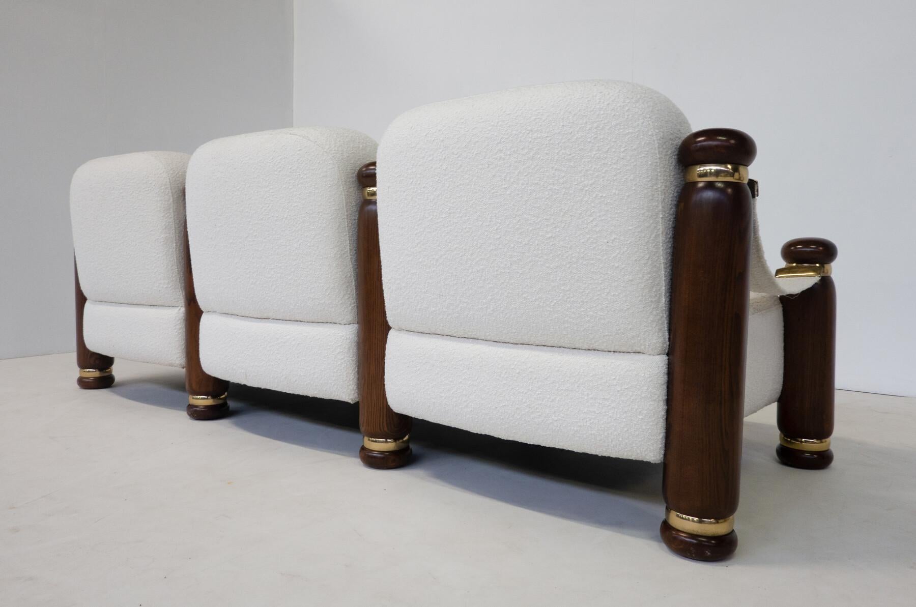 Modernes Dreisitzer-Sofa aus der Mitte des Jahrhunderts, Italien, 1970er Jahre, neu gepolstert im Zustand „Gut“ im Angebot in Brussels, BE