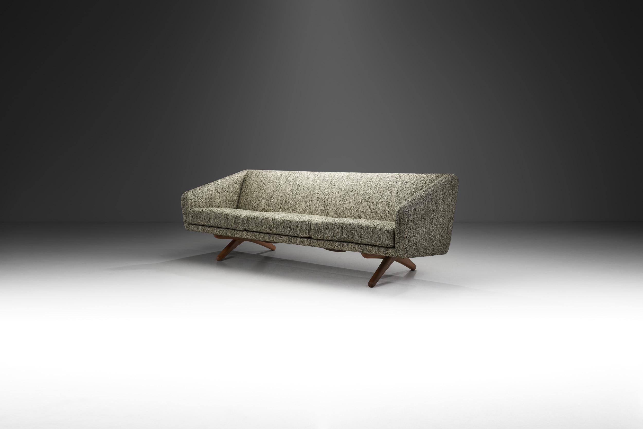 Generally speaking, Mid-Century Modern furniture is characterized by clean lines, an open design and classic shapes. This streamlined three-seater sofa not only possesses all these visual qualities, it pairs them with exquisite craftsmanship and