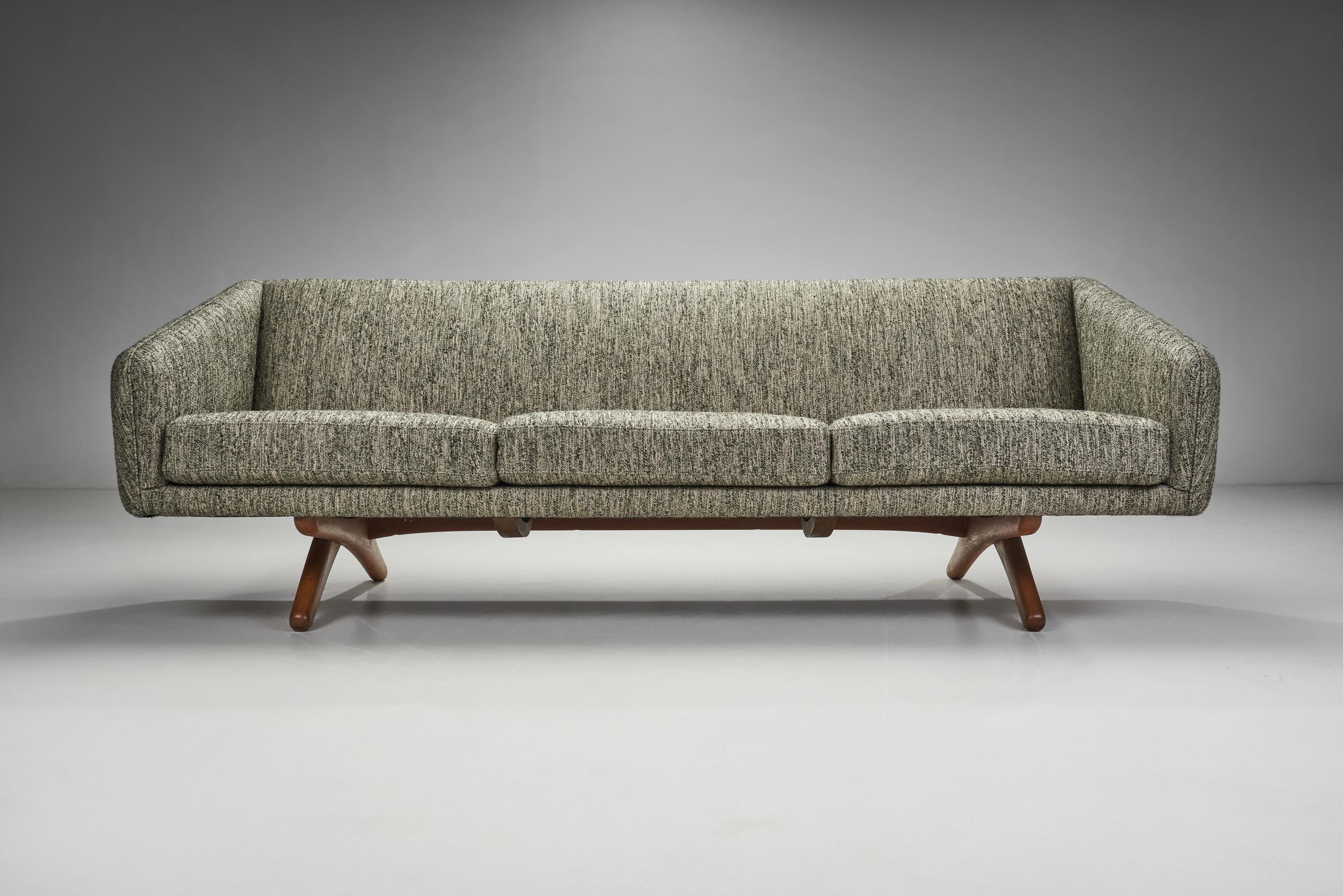 Mid-Century Modern Three-Seater Sofa with Wooden Cross Legs, Europe, ca 1950s For Sale 1