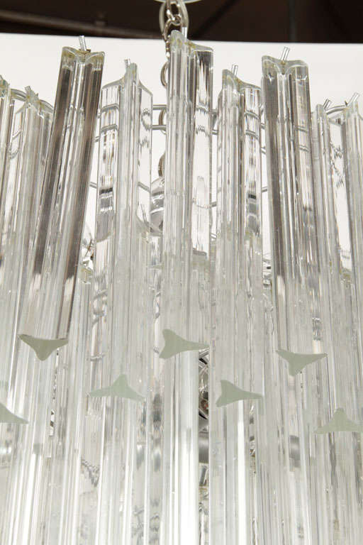 italien Lustre mi-siècle moderne à trois niveaux Camer en cristal avec raccords chromés en vente