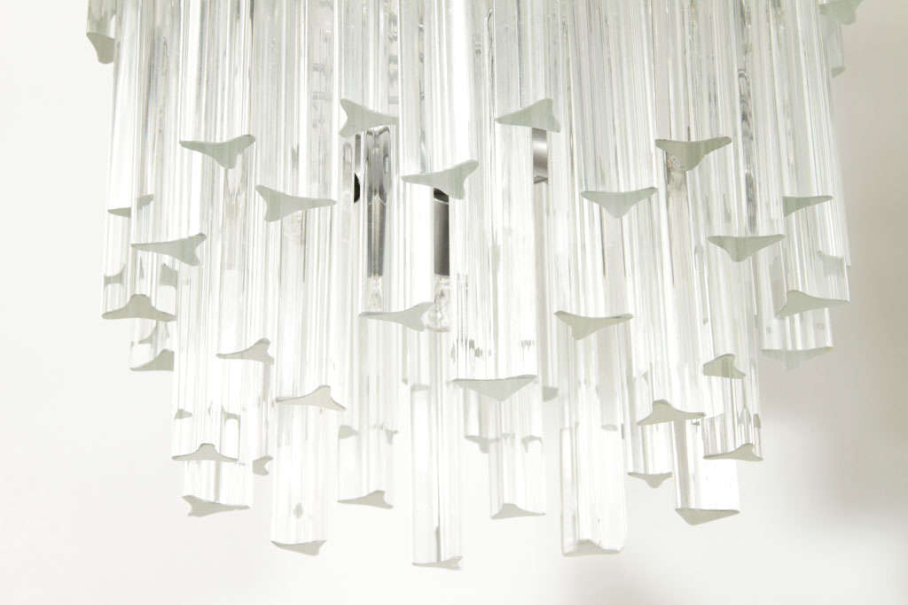 Milieu du XXe siècle Lustre mi-siècle moderne à trois niveaux Camer en cristal avec raccords chromés en vente