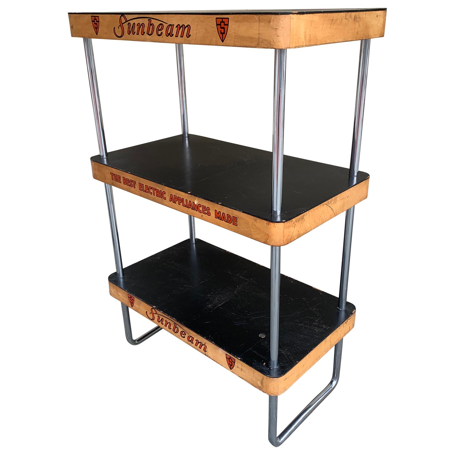 20ième siècle Étagère en bois et chrome à trois niveaux pour publicité Sunbeam:: moderne du milieu du siècle dernier