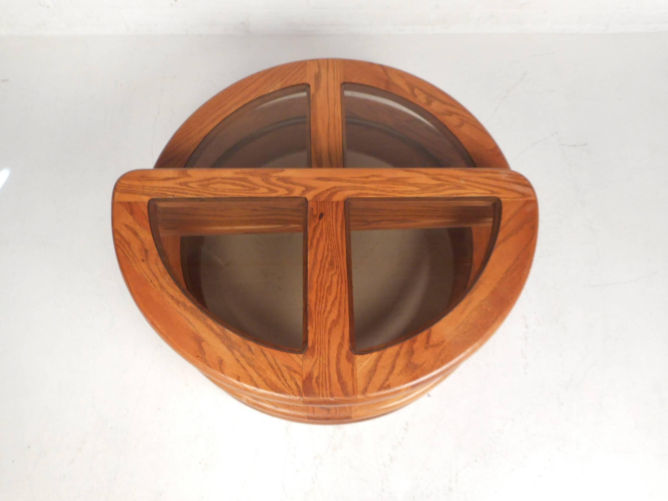 Mid-Century Modern Three Tier Expandable Coffee Table In Good Condition In Brooklyn, NY