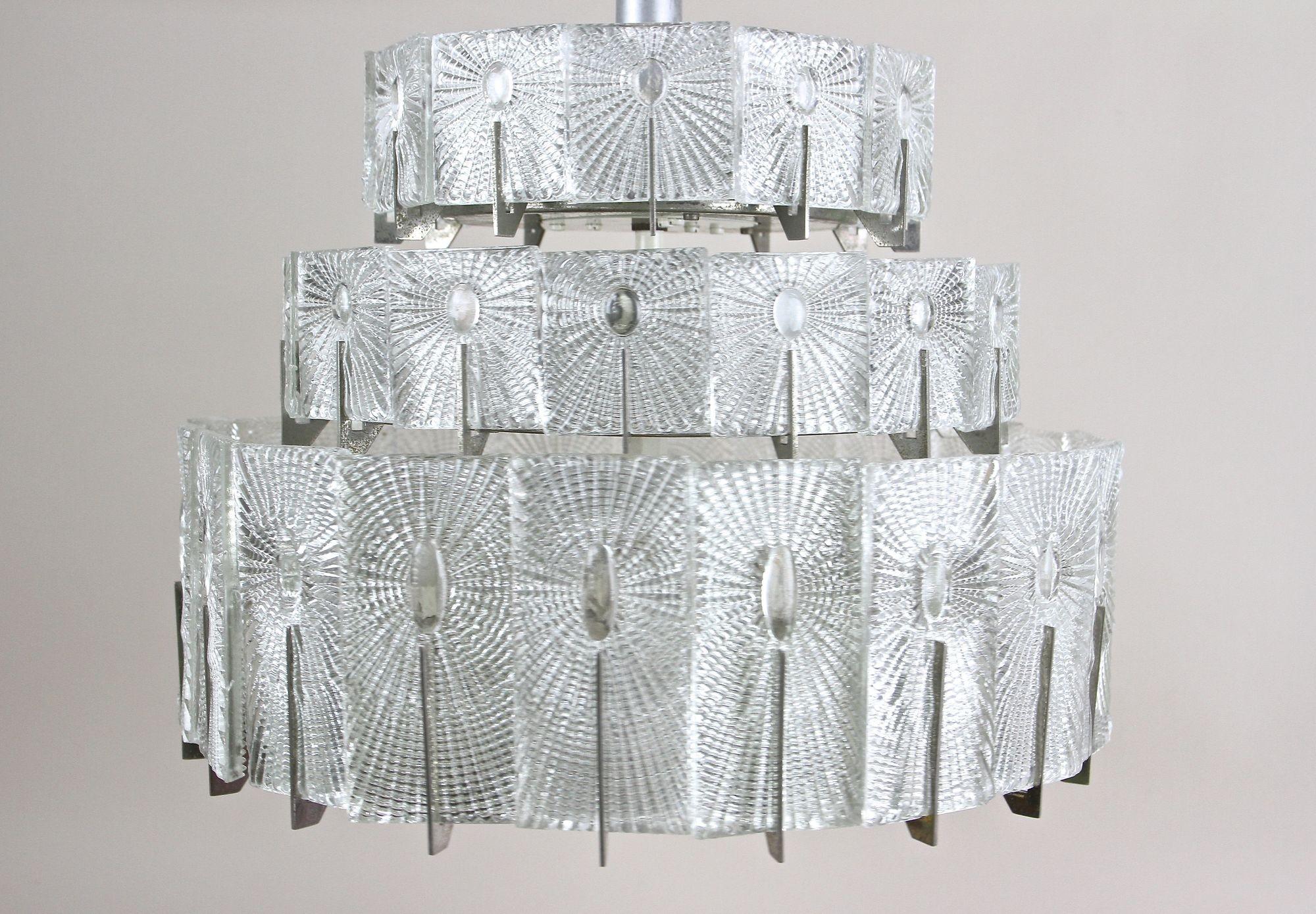 Lustre à trois niveaux en verre The Moderns par Rupert Nikoll, Autriche années 1950 en vente 8