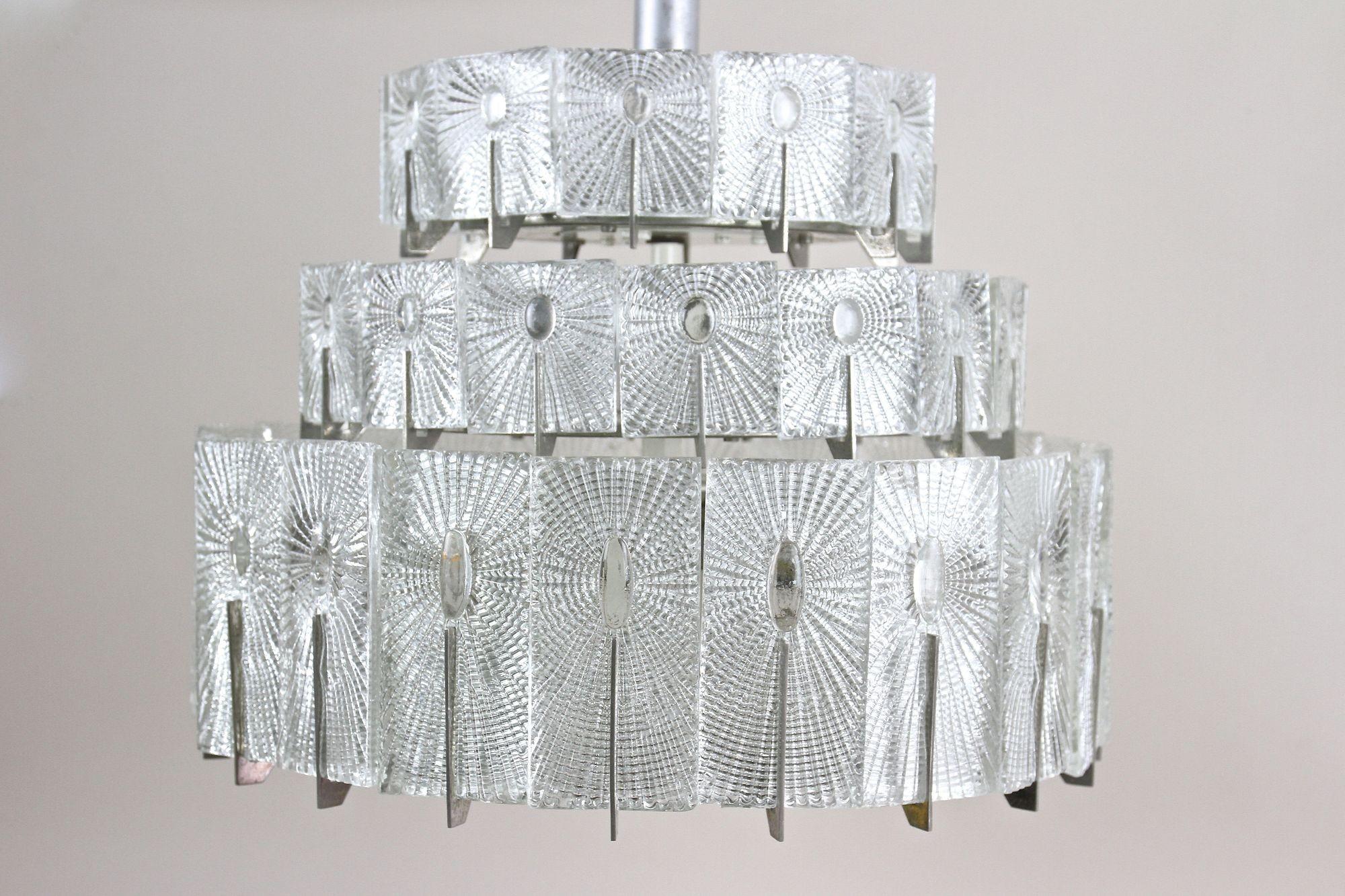 Lustre à trois niveaux en verre The Moderns par Rupert Nikoll, Autriche années 1950 en vente 9