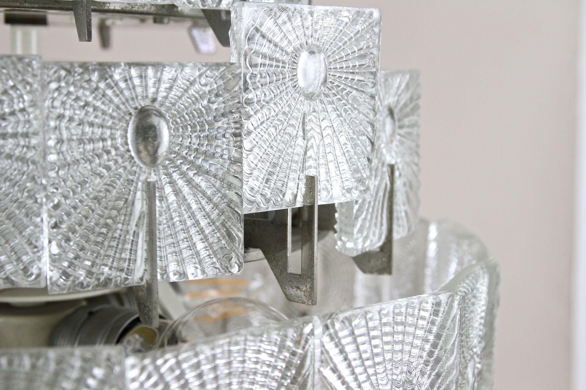 Lustre à trois niveaux en verre The Moderns par Rupert Nikoll, Autriche années 1950 en vente 12