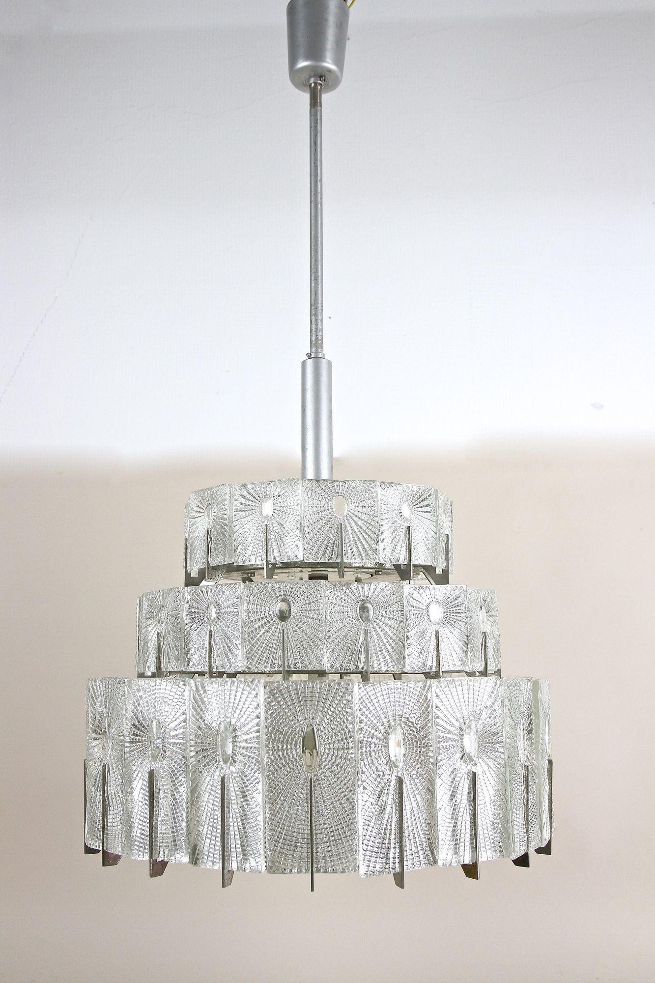 Extraordinaire et très rare lustre à trois niveaux en verre du 20e siècle, fabriqué à Vienne/Autriche par la célèbre société Rupert Nikoll vers la fin des années 1950. Le plus grand titre de gloire de l'entreprise d'éclairage Rupert Jewell a été de