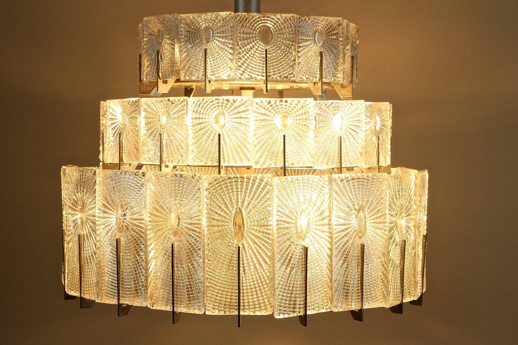 Mid-Century Modern Lustre à trois niveaux en verre The Moderns par Rupert Nikoll, Autriche années 1950 en vente
