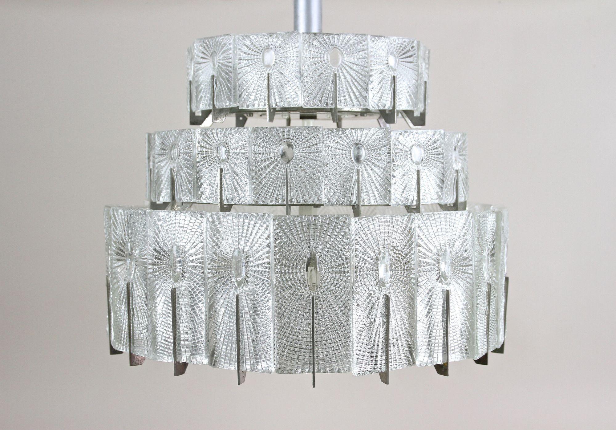 Autrichien Lustre à trois niveaux en verre The Moderns par Rupert Nikoll, Autriche années 1950 en vente