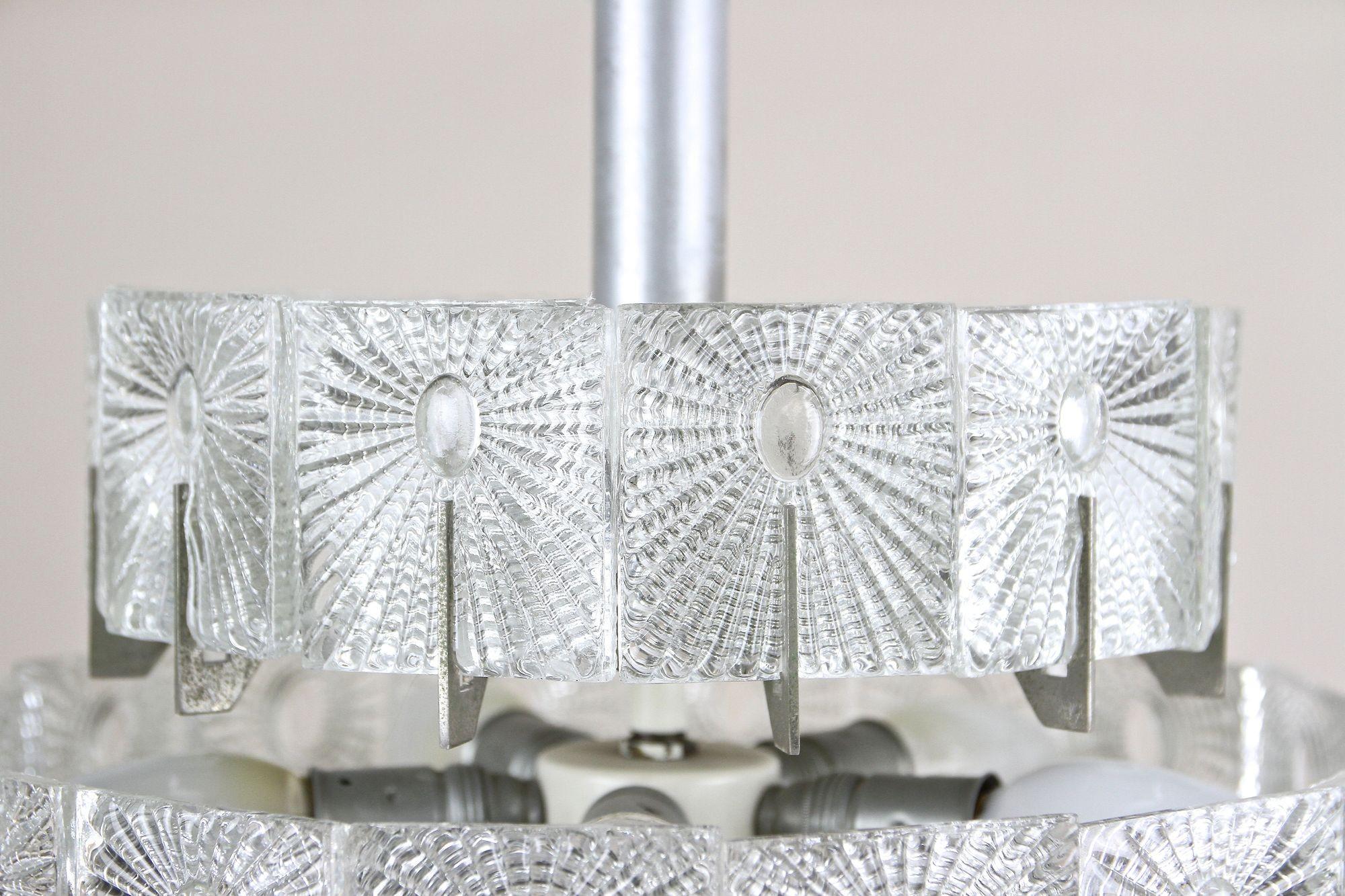 Lustre à trois niveaux en verre The Moderns par Rupert Nikoll, Autriche années 1950 Bon état - En vente à Lichtenberg, AT