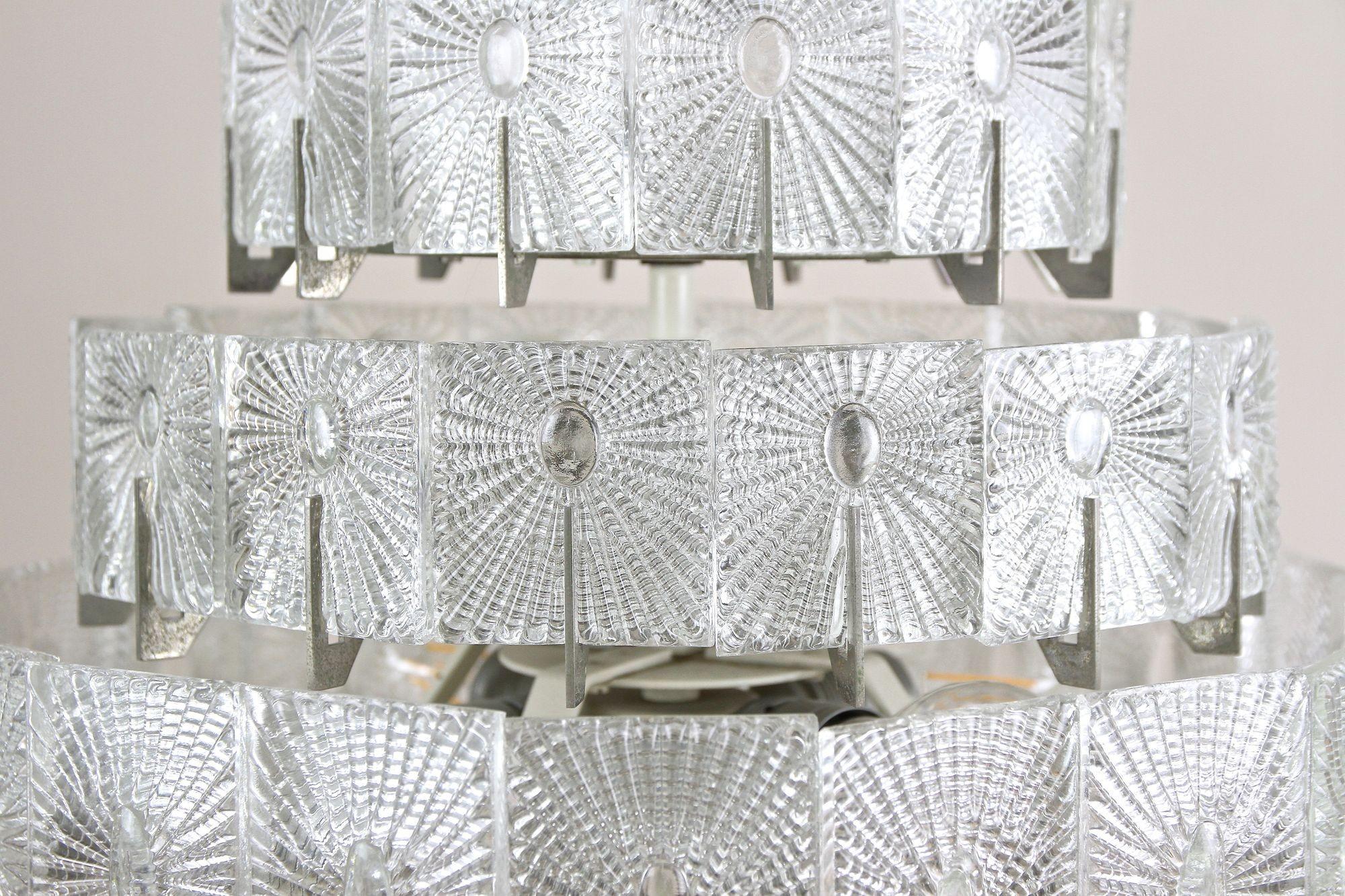 20ième siècle Lustre à trois niveaux en verre The Moderns par Rupert Nikoll, Autriche années 1950 en vente