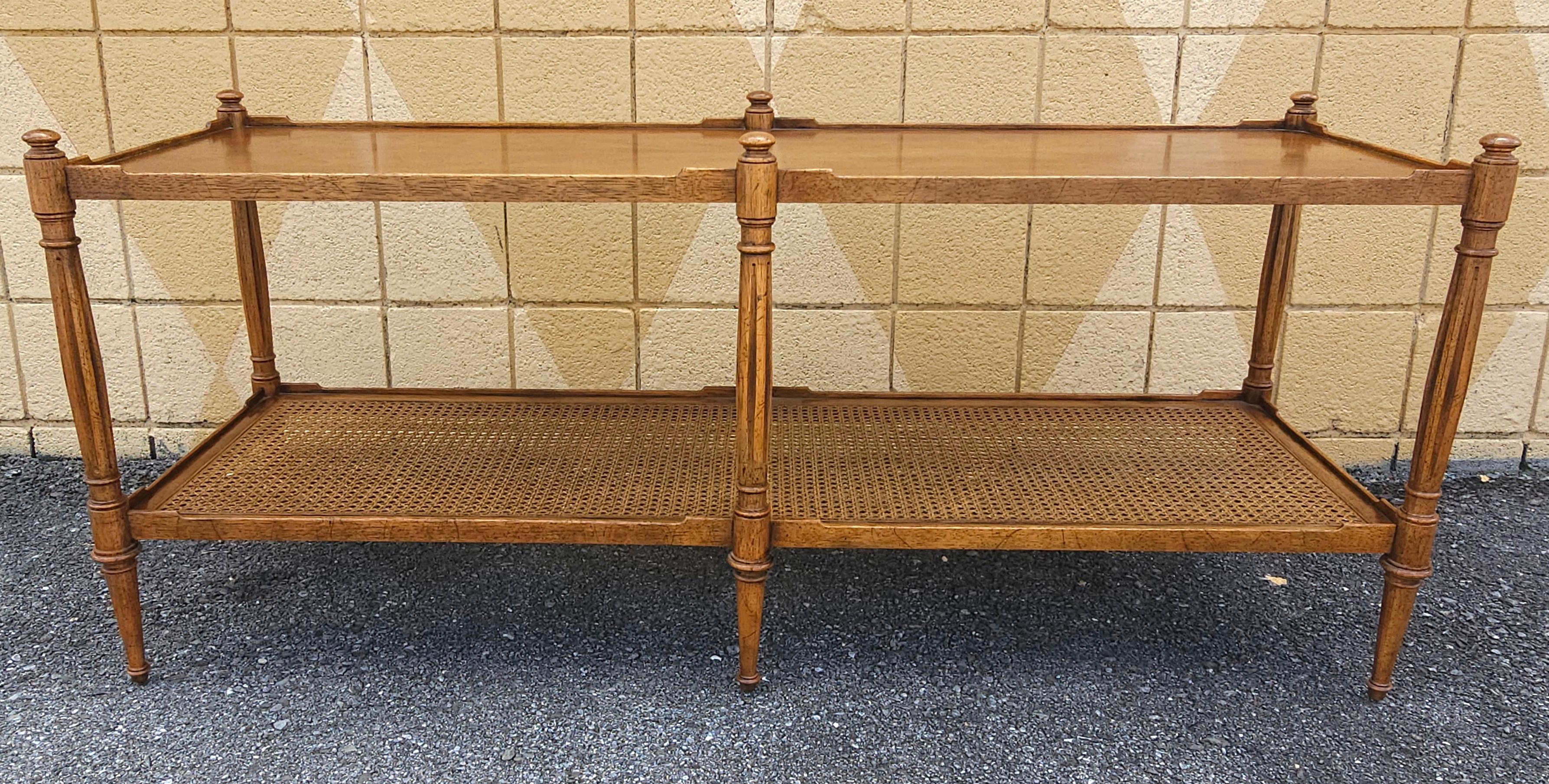 Table de cocktail ou console polyvalente en noyer et en rotin de style moderne du milieu du siècle. Mesure 54
