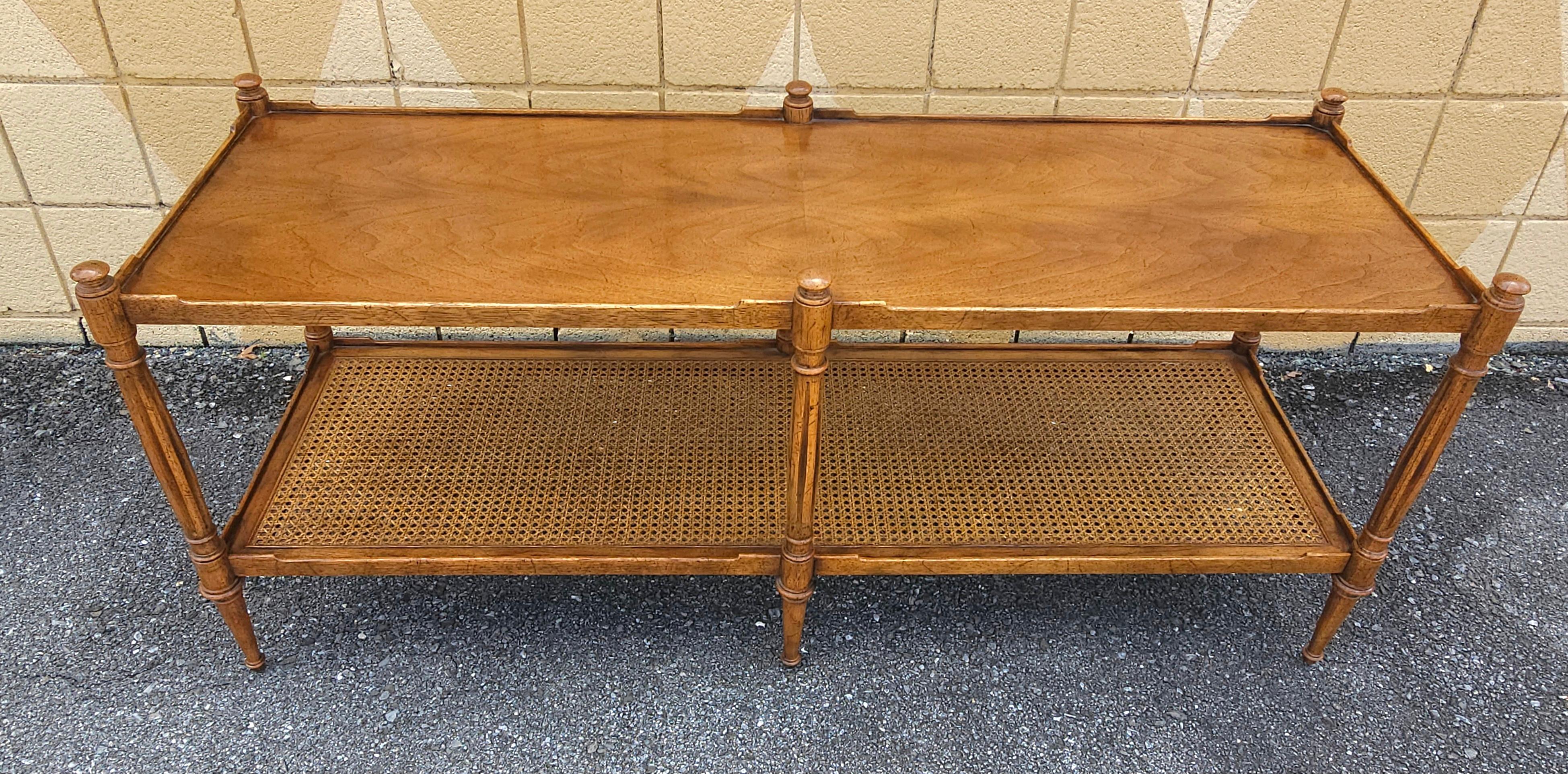 Mid-Century Modern Table de cocktail ou console en noyer et rotin de style The Moderns Modernity en vente