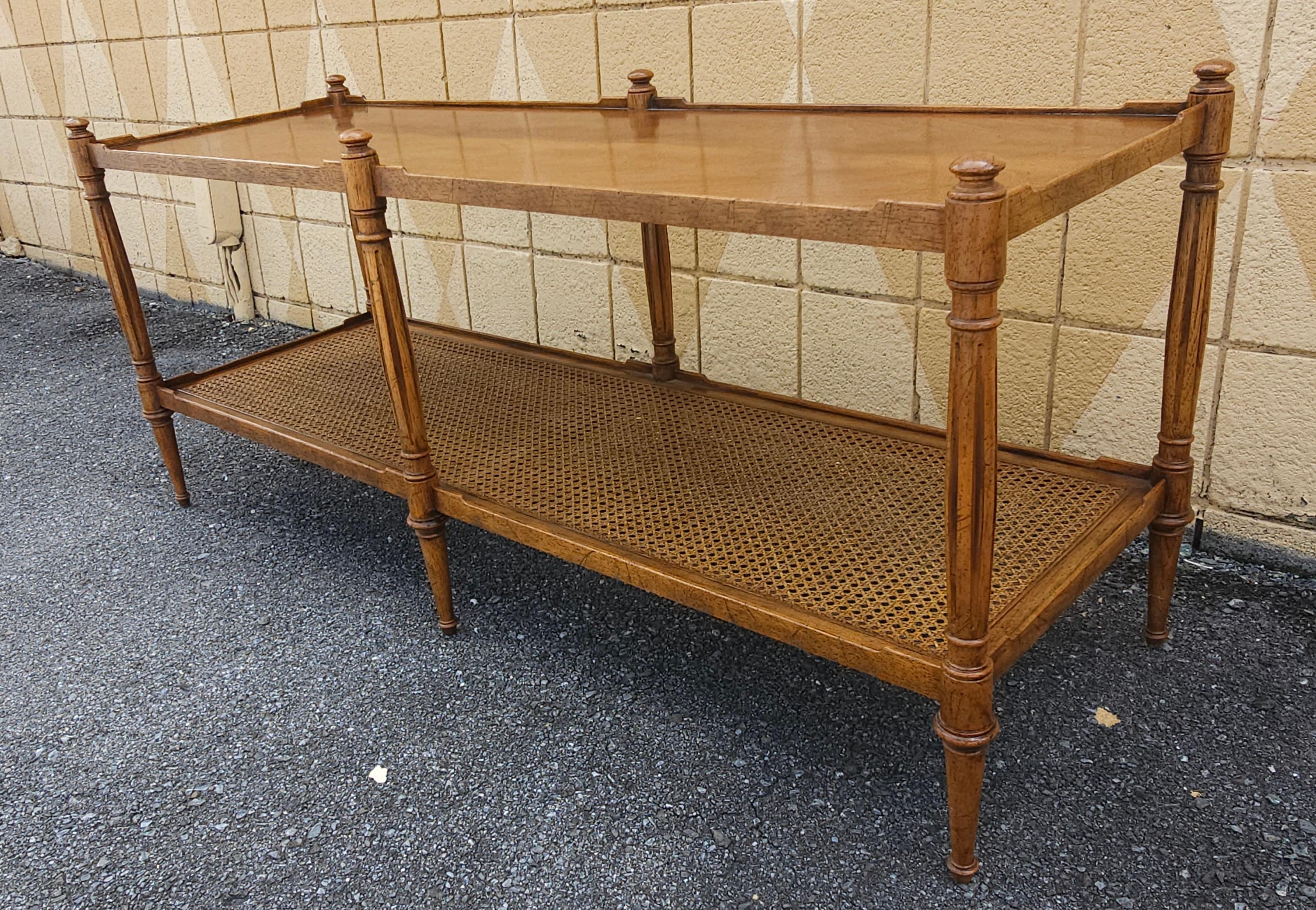Table de cocktail ou console en noyer et rotin de style The Moderns Modernity Bon état - En vente à Germantown, MD