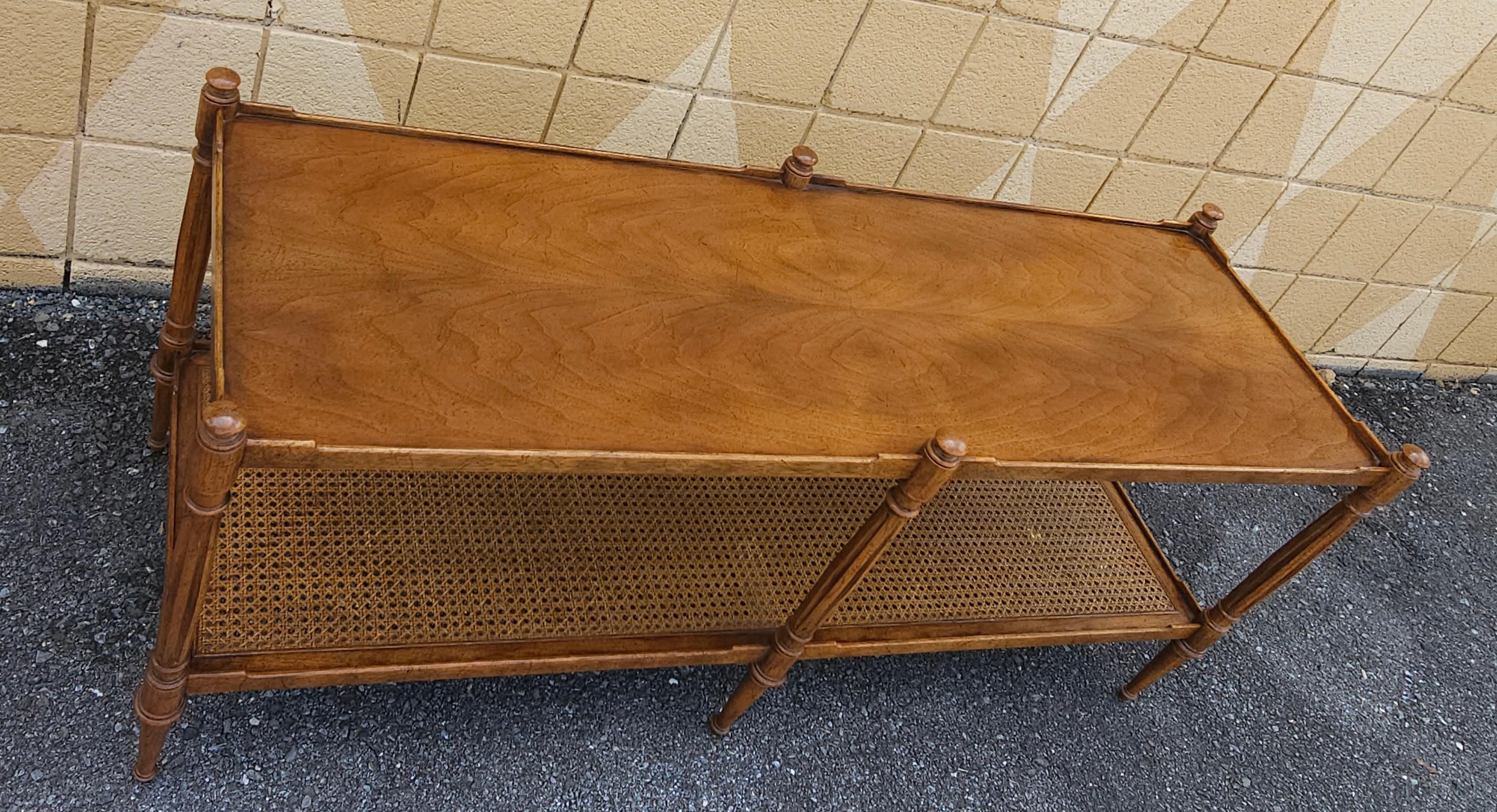 20ième siècle Table de cocktail ou console en noyer et rotin de style The Moderns Modernity en vente