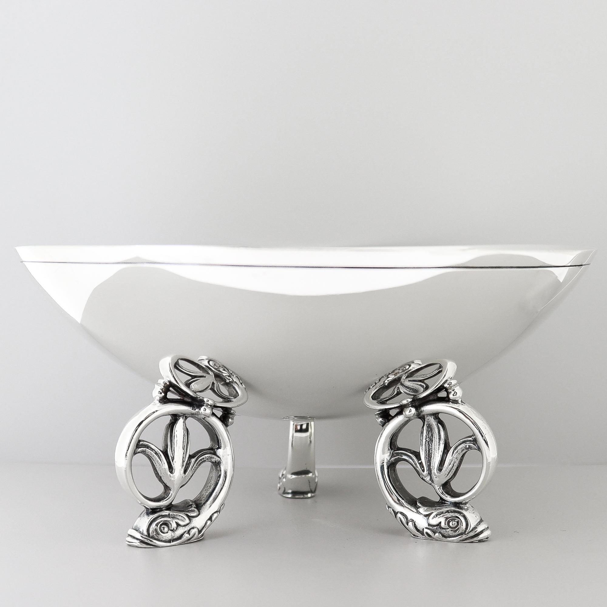 Una bella ciotola d'argento firmata.

Da Tiffany & Co.

In argento sterling.

Sostenuto da 3 piedi figurati applicati a delfino.

Con una linea incisa sul bordo esterno.

Marcato alla base.

Un design Tiffany semplicemente meraviglioso!

Data: 
Metà