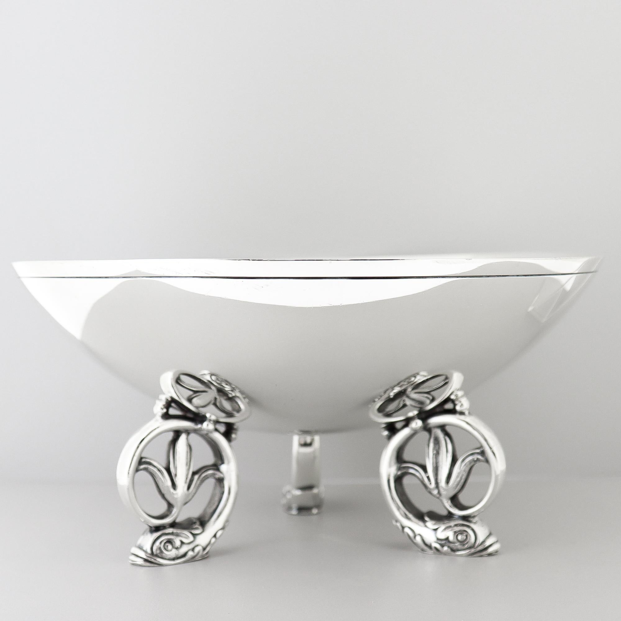 Mid-Century moderno Ciotola in argento Tiffany & Co. in stile metà secolo moderno con piedini a delfino in vendita