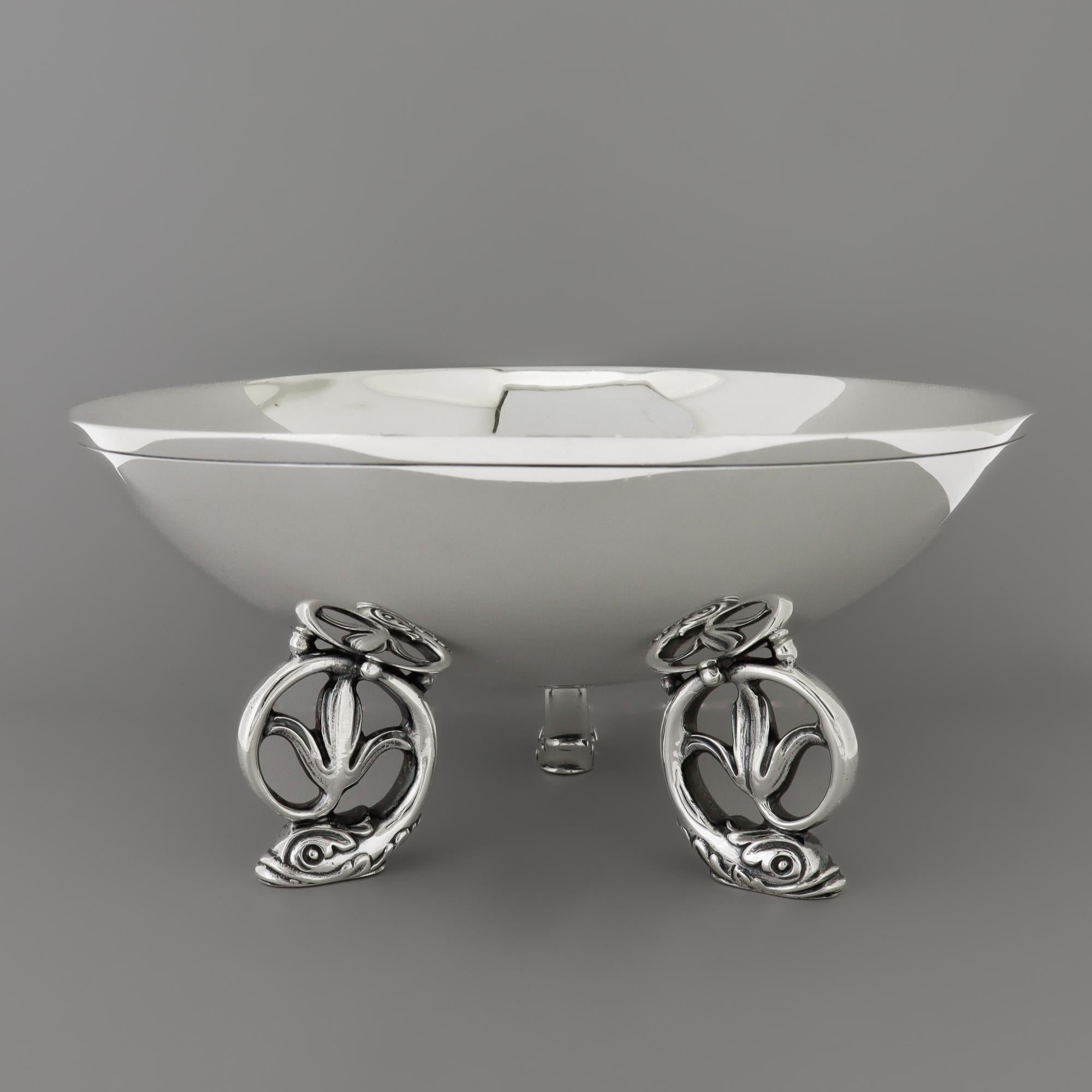Ciotola in argento Tiffany & Co. in stile metà secolo moderno con piedini a delfino In condizioni buone in vendita a Philadelphia, PA