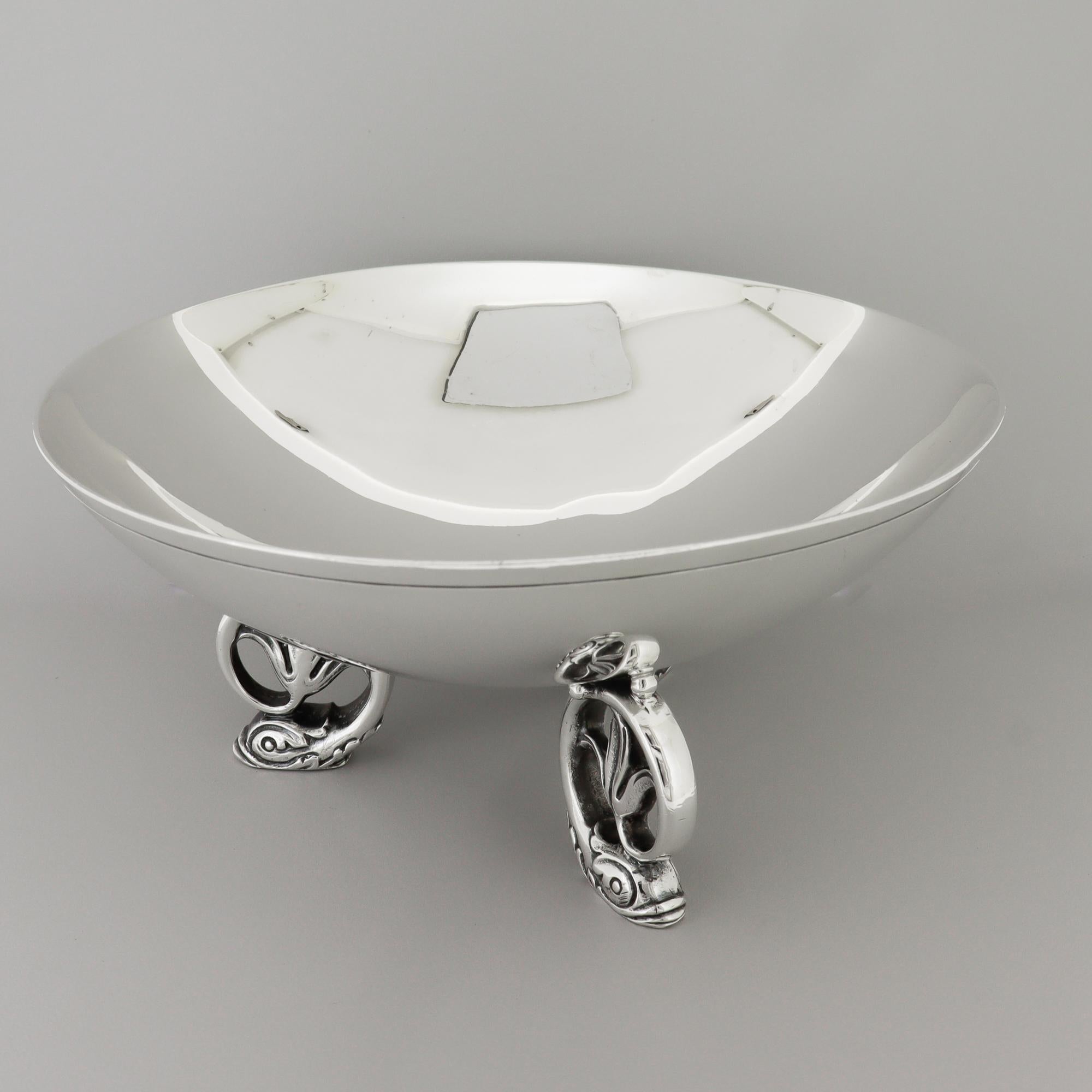 Ciotola in argento Tiffany & Co. in stile metà secolo moderno con piedini a delfino in vendita 1