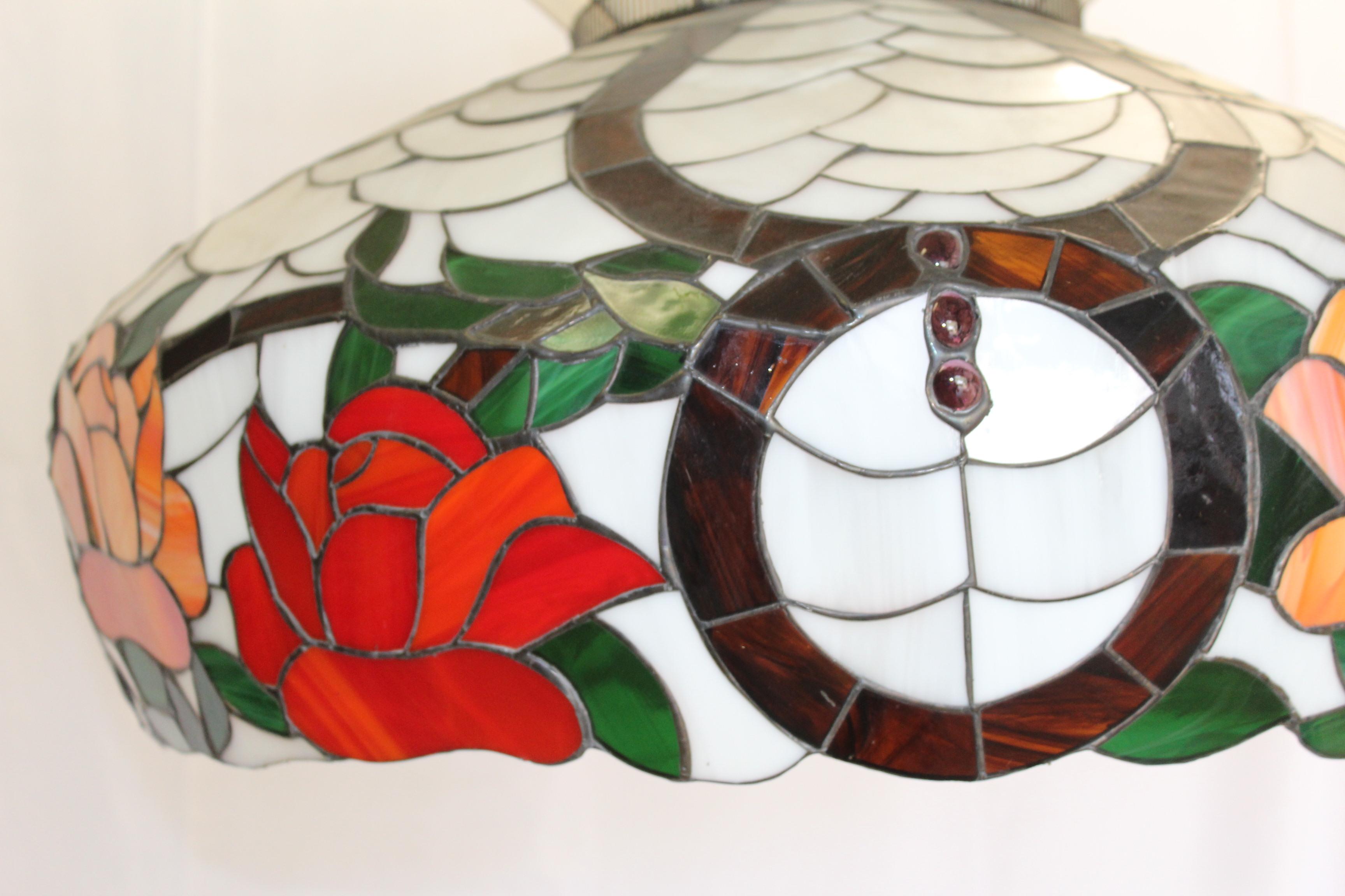 Un motif de fleur très populaire utilisé par plusieurs fabricants d'abat-jour en verre d'art dans un motif de fleur de rose avec une bande de couleur de bière de racine entourant l'abat-jour. Fabriqué sur mesure à Los Angeles pour un showroom