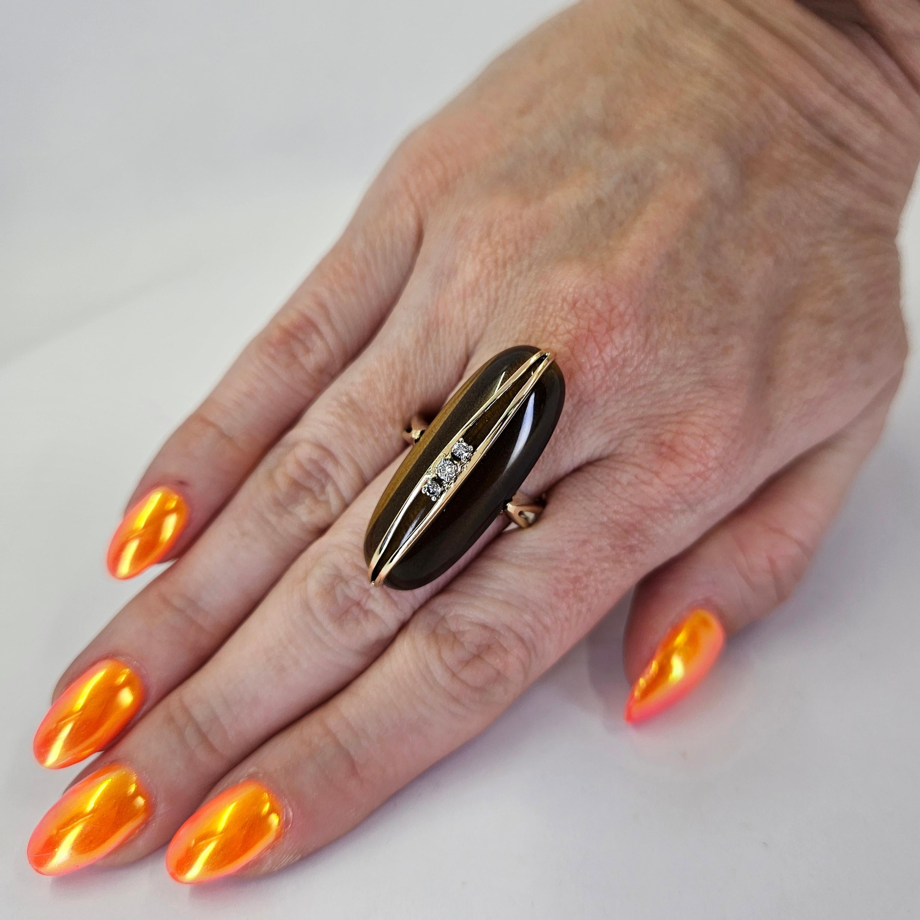 Anillo de Cóctel de Oro Amarillo de 14 Kilates de estilo Moderno de Mediados de Siglo, con un Cabujón de Ojo de Tigre de 34 mm de Largo, Acentuado por 3 Diamantes Redondos de Talla Brillante de Claridad VS y Color G, con un Total de 0,06 Quilates.