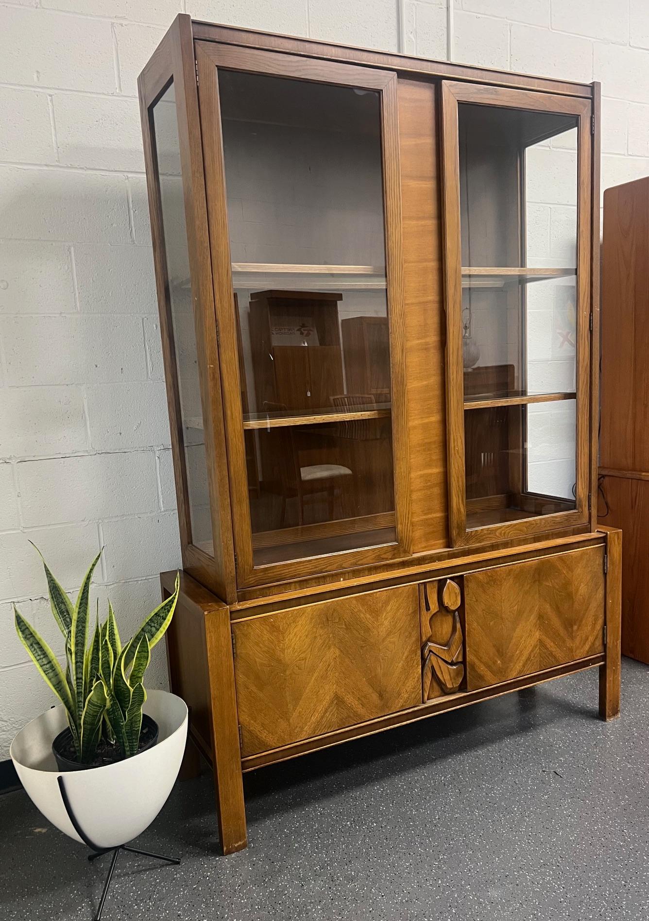 Gorgeous Tiki Brutalist buffet with hutch by United Furniture.

Featuring adjustable glass shelves at the top. Generous storage space and a drawer at the bottom. The top has a working light with a vintage plug.

Mostly excellent condition. Some