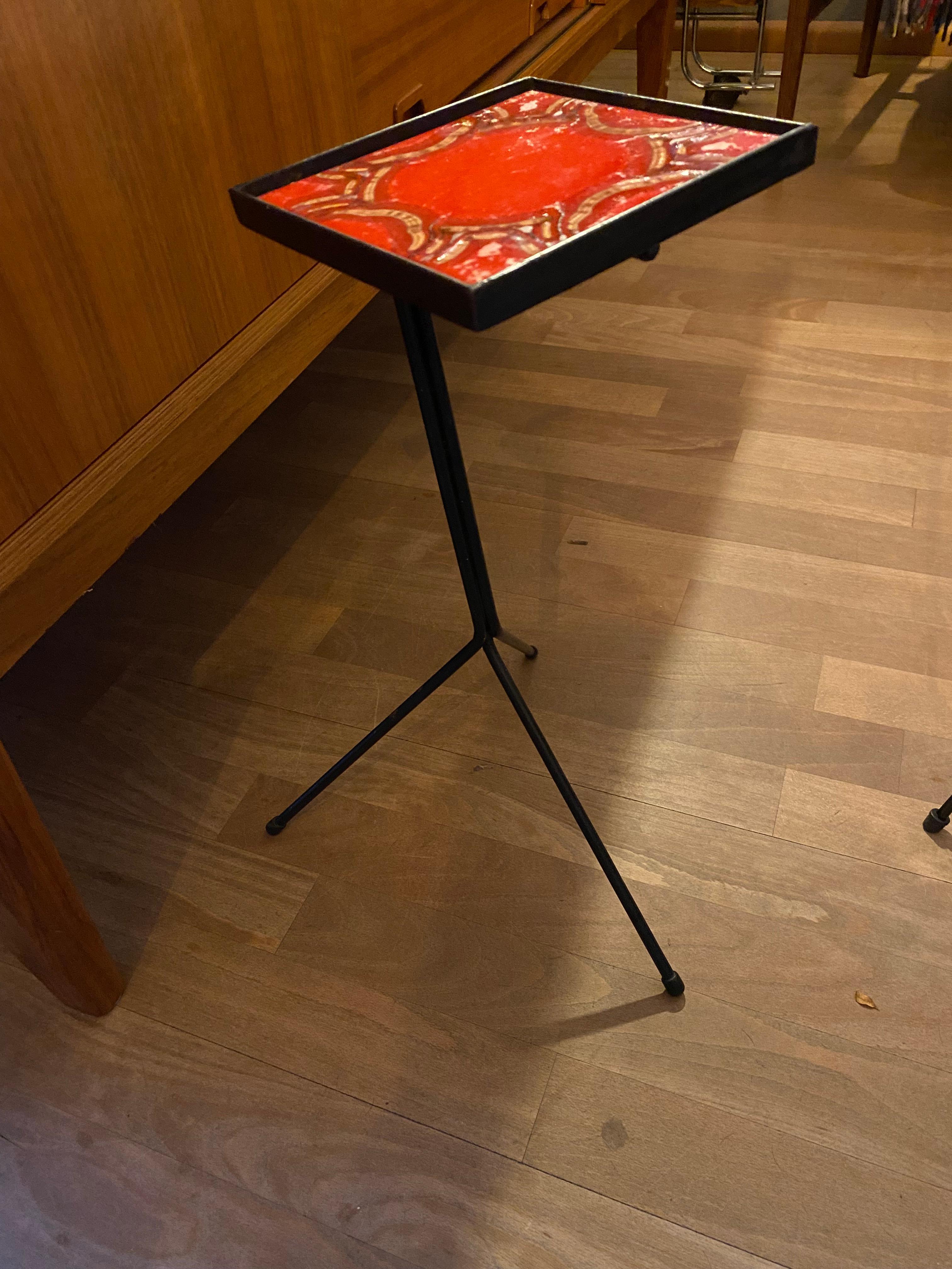 A small fifties/sixties tripod side table with vibrant tile.
The tile measures 16 x 16 cm

Nice for a quick to grab side table for your cup of coffee. It can also be used as a plant table.