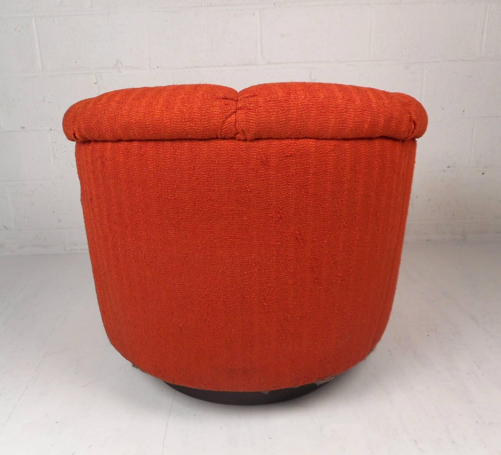 Late 20th Century Mid-Century Modern Tilt and Swivel Lounge Chair in the Style of Milo Baughman