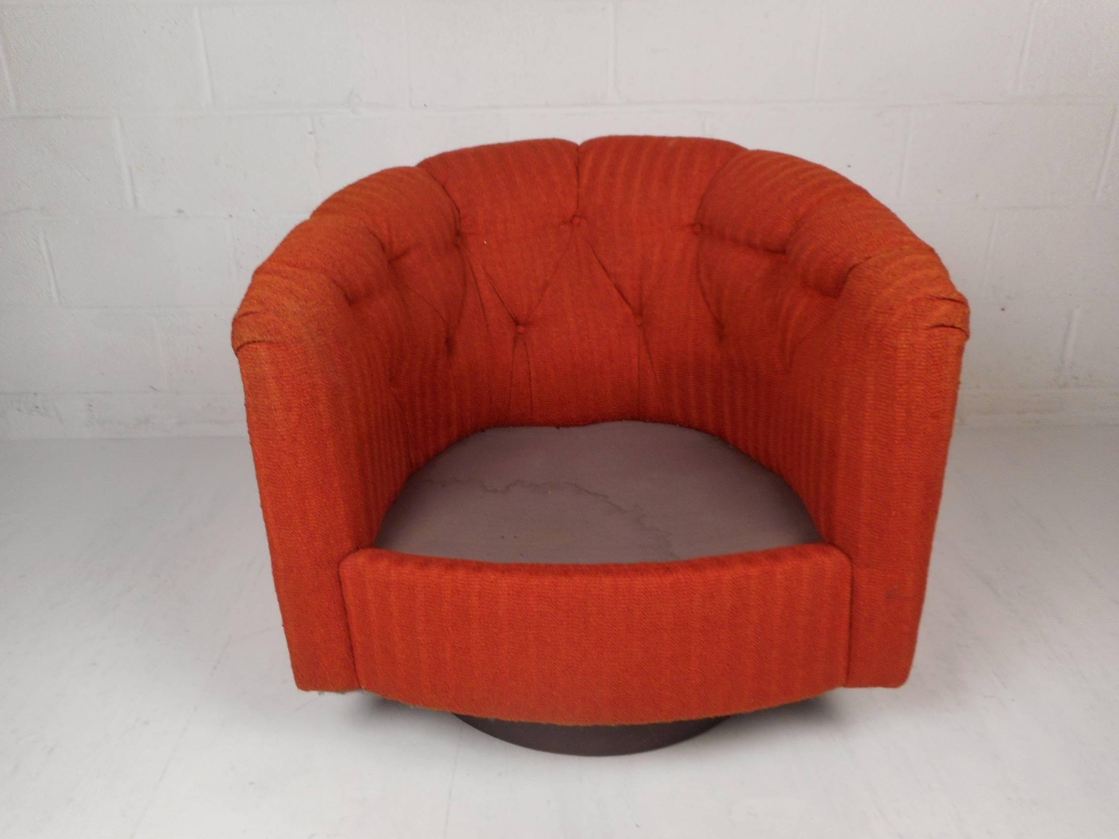 Mid-Century Modern Tilt and Swivel Lounge Chair in the Style of Milo Baughman 1