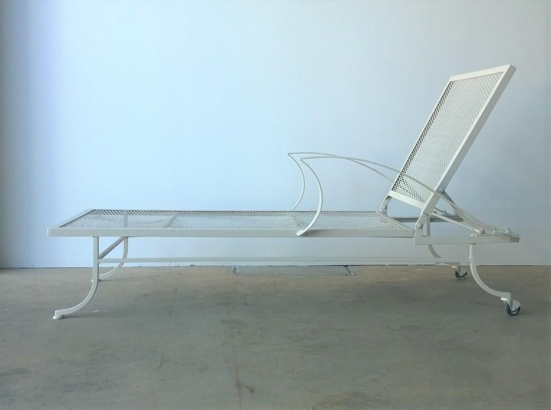 Bob Anderson Newly Enameled Off-White Wrought Iron Patio / Garden Chaise Lounge (amerikanisch) im Angebot