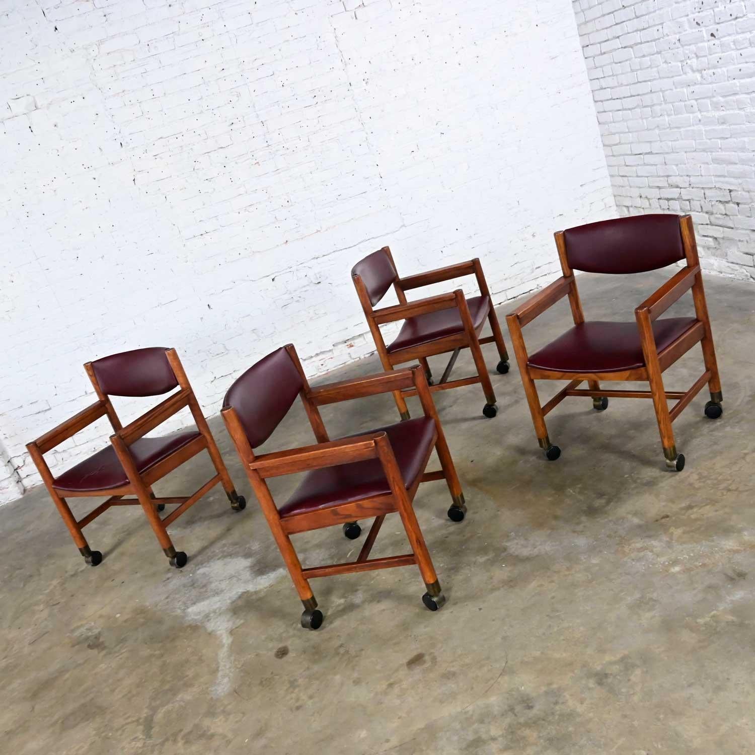 Moderne Chaises de jeu ou de salle à manger à roulettes en chêne et vinyle marron de style mi-siècle moderne ou moderne en vente