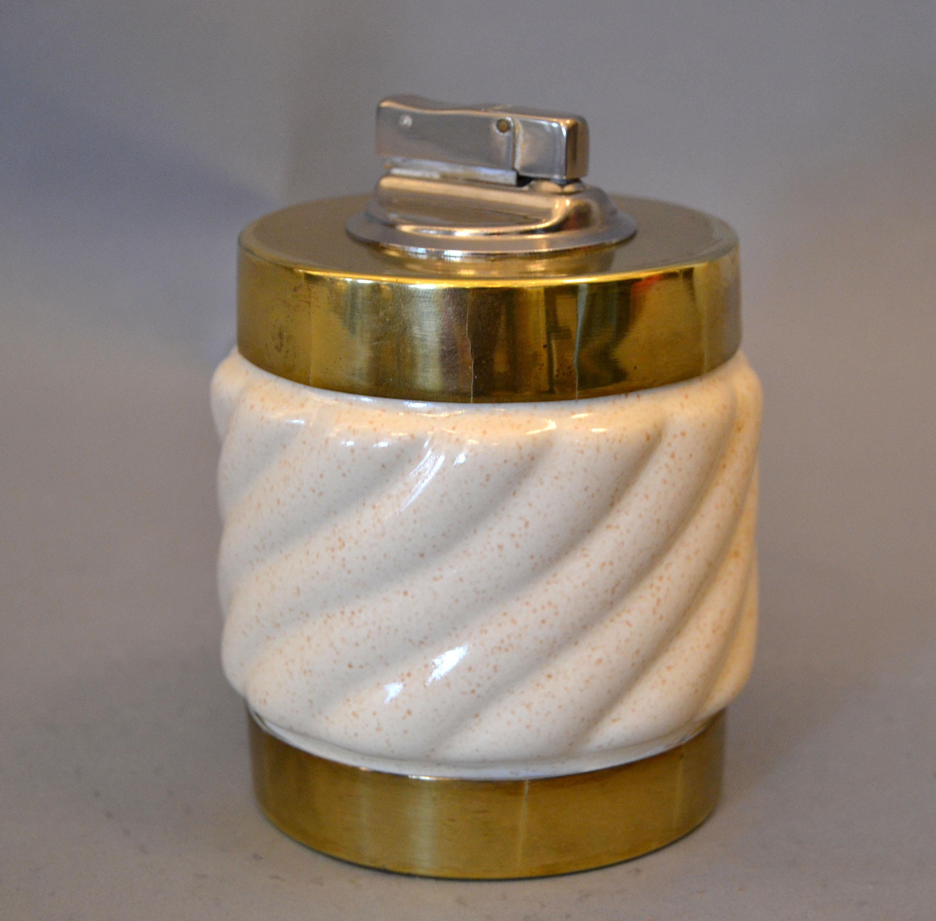 Mid-Century Modern chic ceramic and brass lighter in beige made in Italy.
Signed underneath: Tommaso Barbi, made in Italy.
A beautiful desk accessory.
Note: The lighter has not been tested.
 