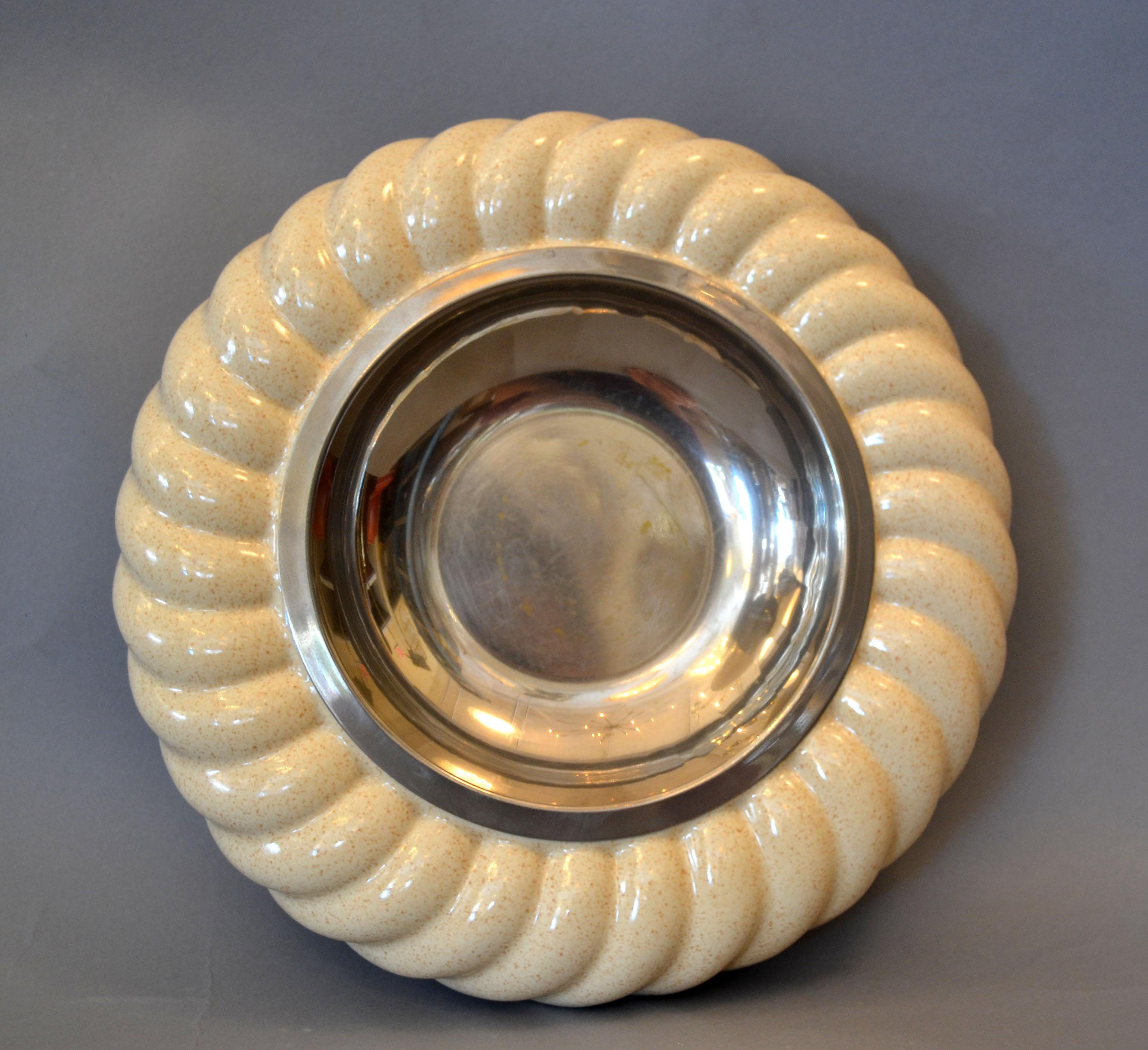 Mid-Century Modern ceramic and chrome ashtray, bowl, catchall in beige color.
Designed by Tommaso Barbi and manufactured for Barbi by B. Ceramiche in the late 1960s.
Makers Mark and parts from foil label underneath.
This dish is a lovely desk